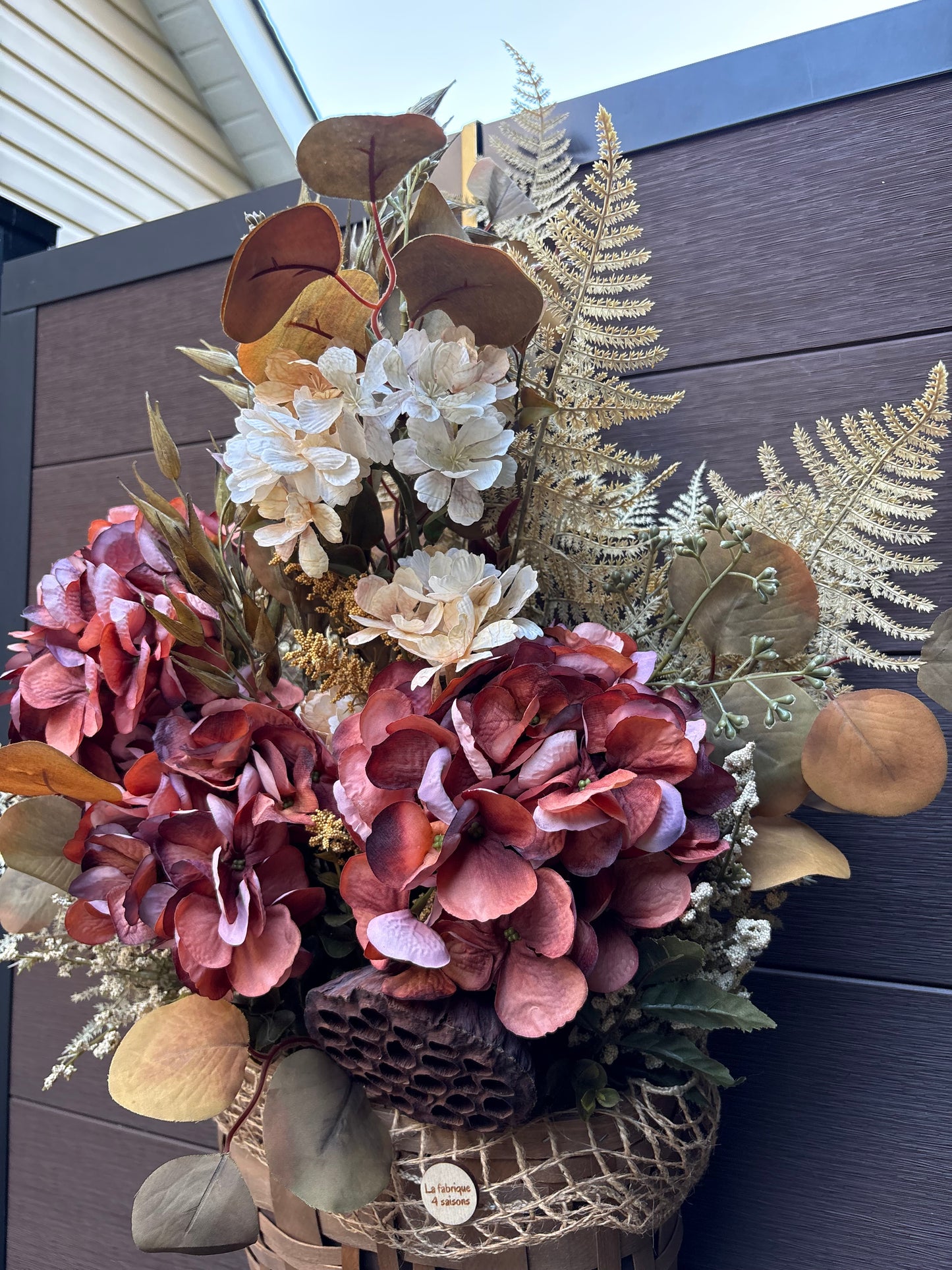 Panier mural d’automne – Hortensias bordeaux et feuillages naturels