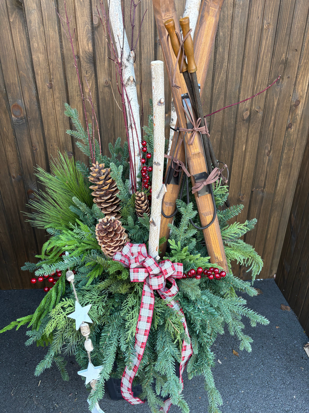 Grand arrangement d’hiver et de Noël avec skis vintage en bois – 72 po