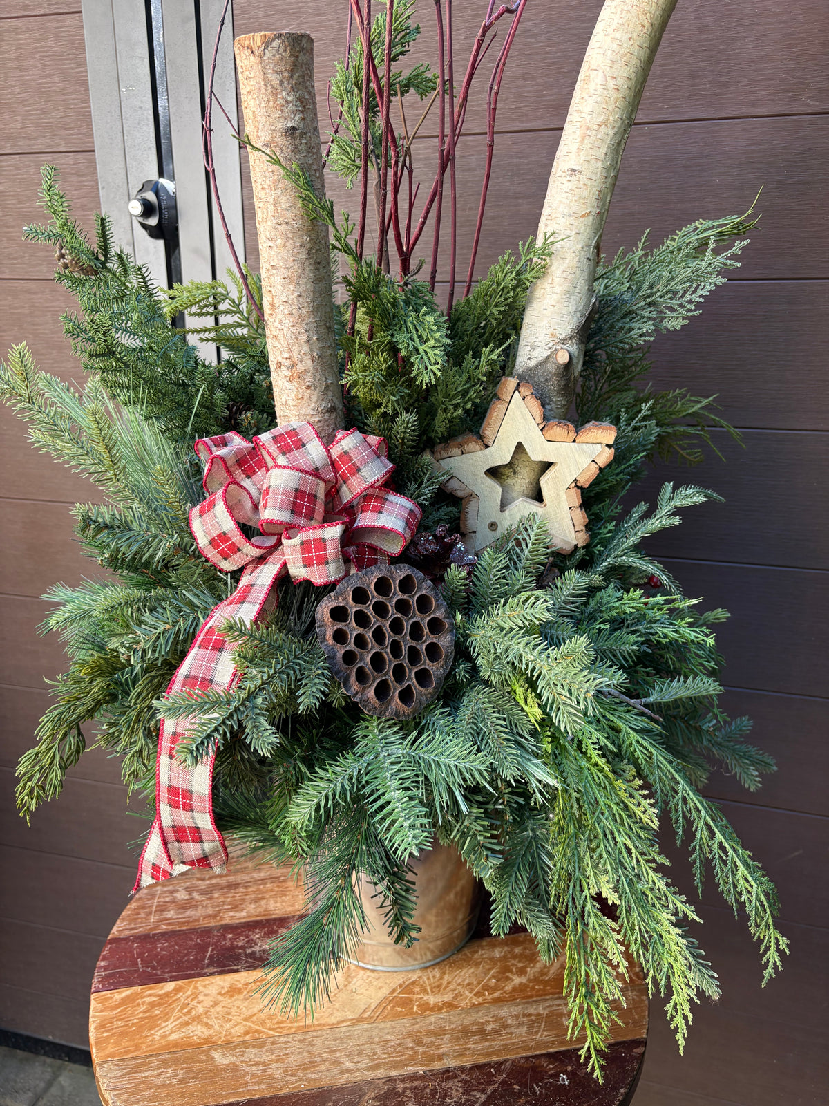 Arrangement hivernal rustique de 32 po – Branches de bouleau et étoile en bois