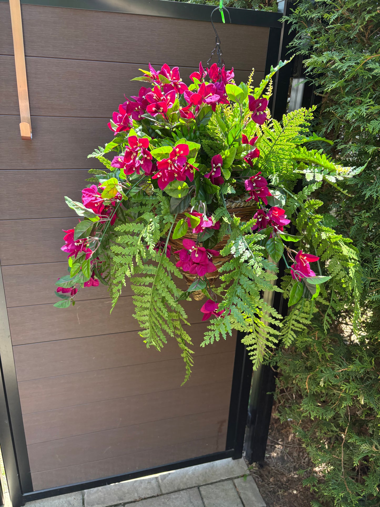 Panier suspendu conique en osier UV | Bougainvillier prune rustique chic