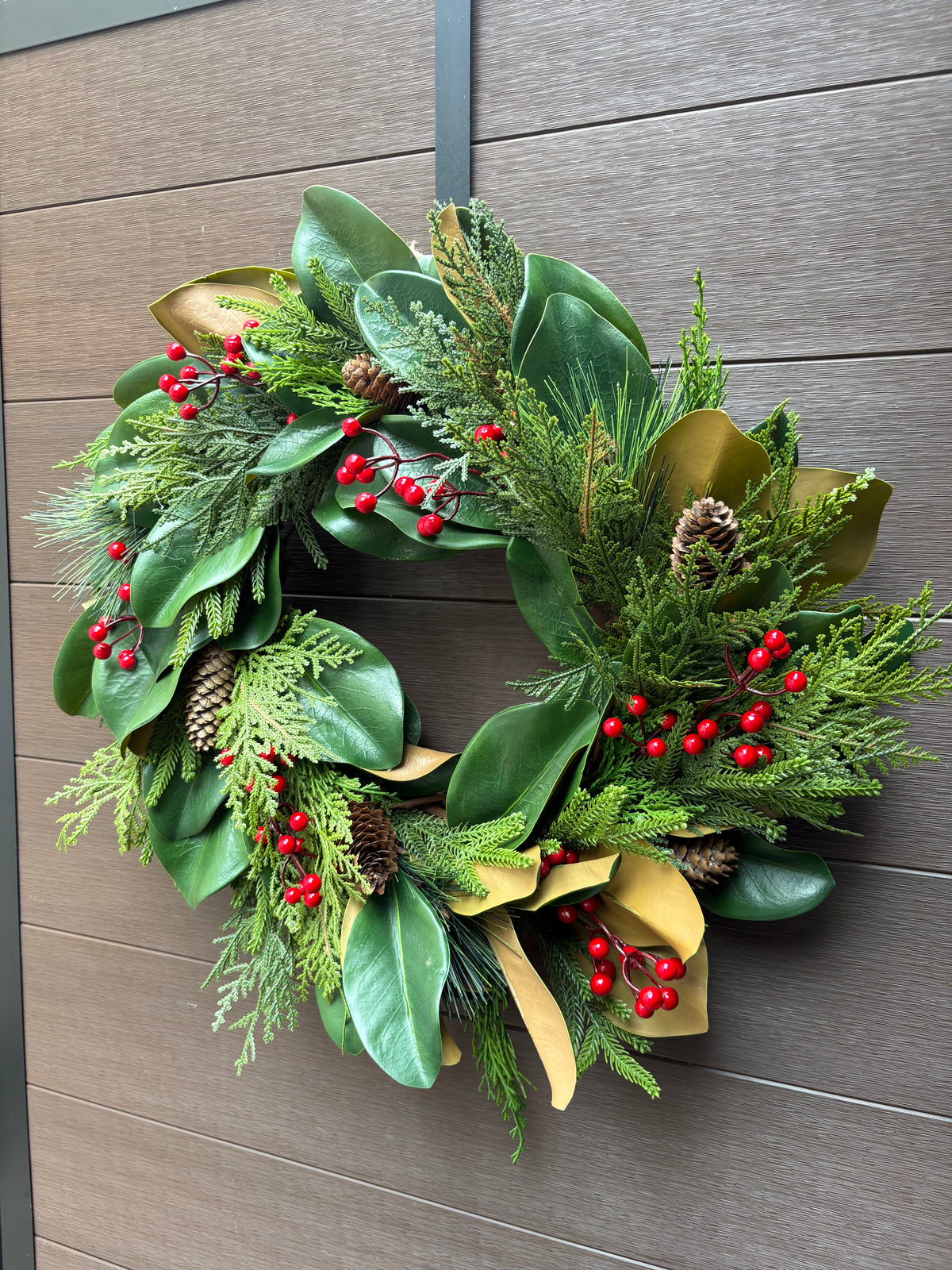Couronne d’hiver en magnolia, cèdre et baies rouges – 23 po