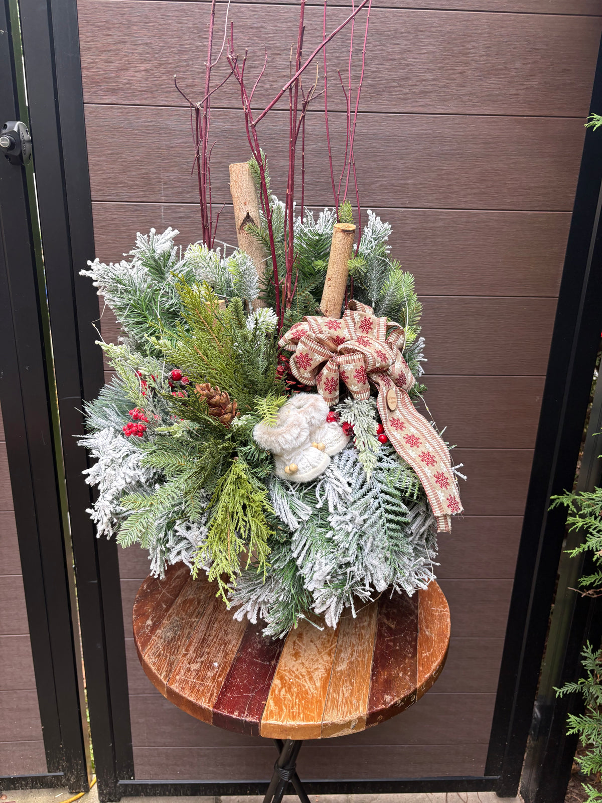 Arrangement hivernal rustique en pot d’écorce naturelle