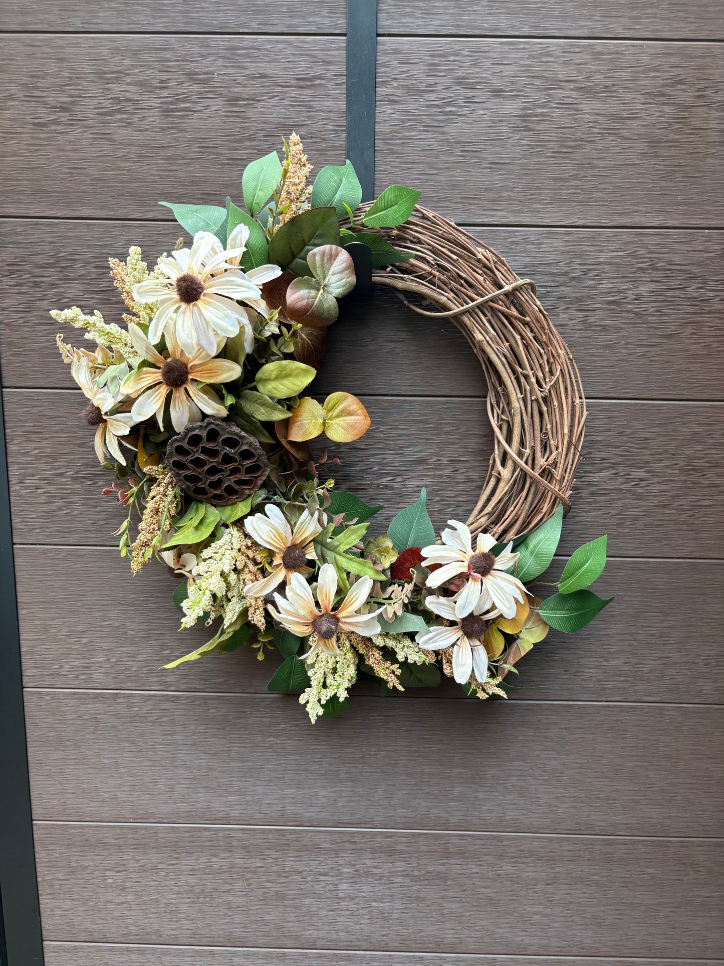 Couronne d’automne rustique aux fleurs crème