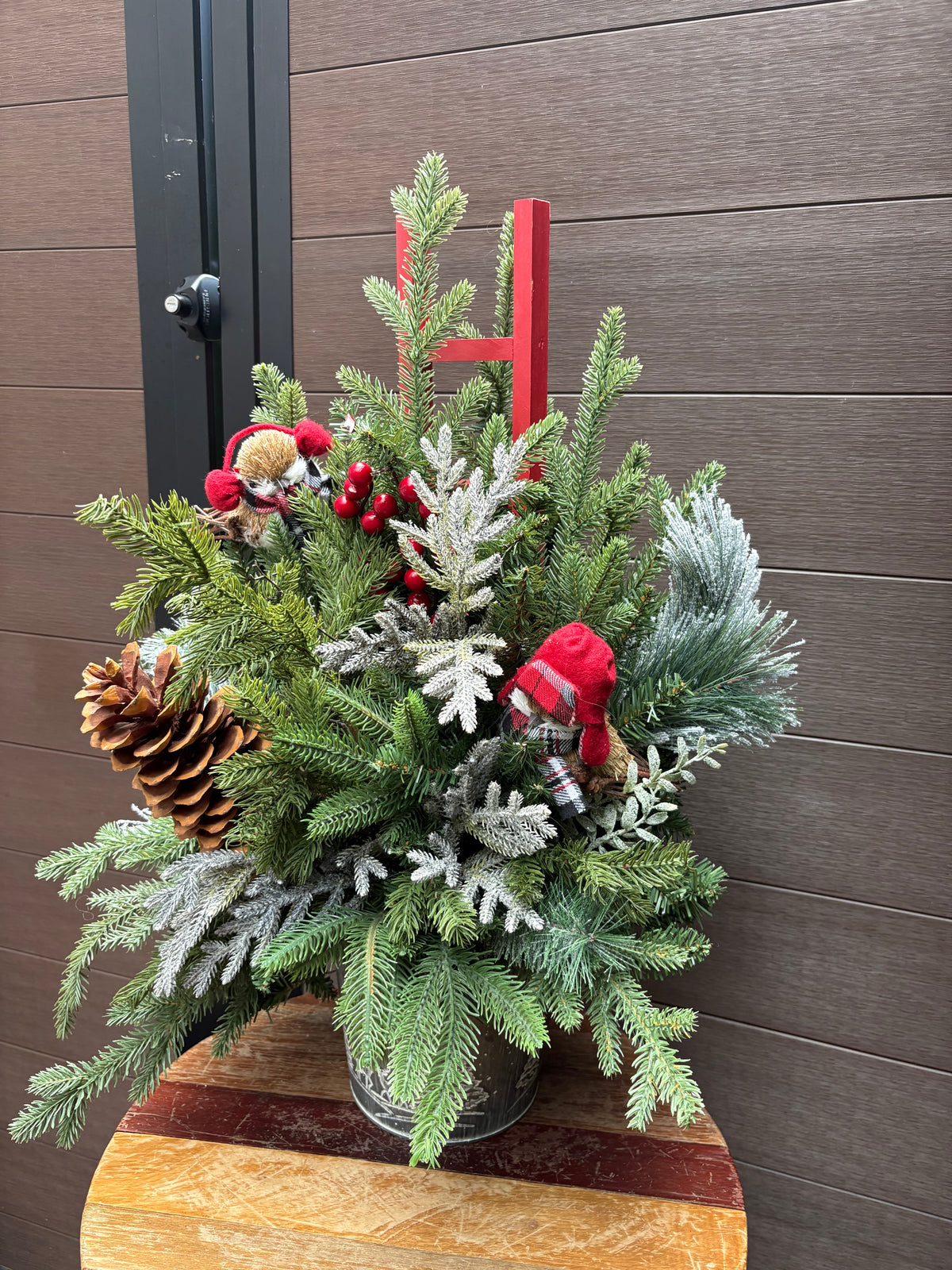 Bouquet hivernal rustique 28 x 22 po – Verdure, cocottes et baies rouges