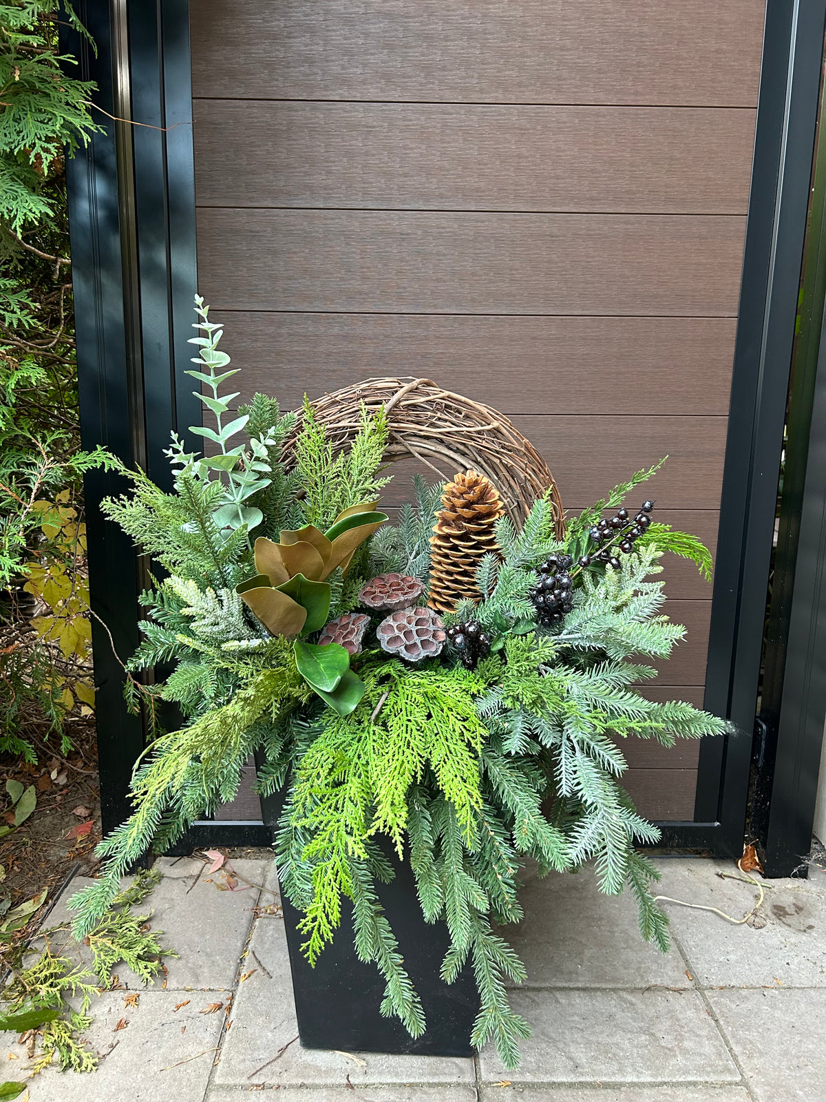 Arrangement hivernal naturel en pot – Verdure, cocottes et couronne de vigne