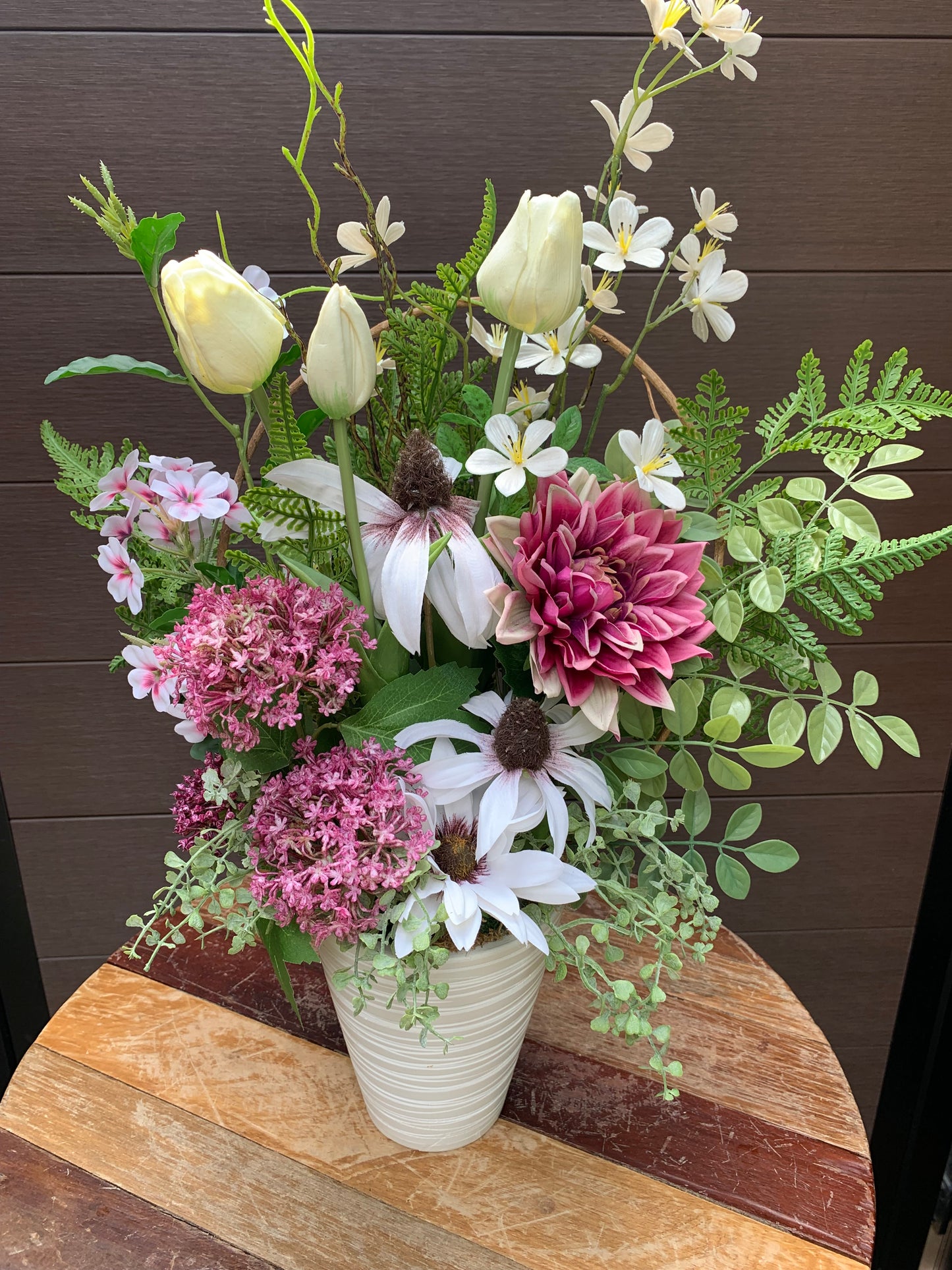 Arrangement floral printanier – Tons rose et crème