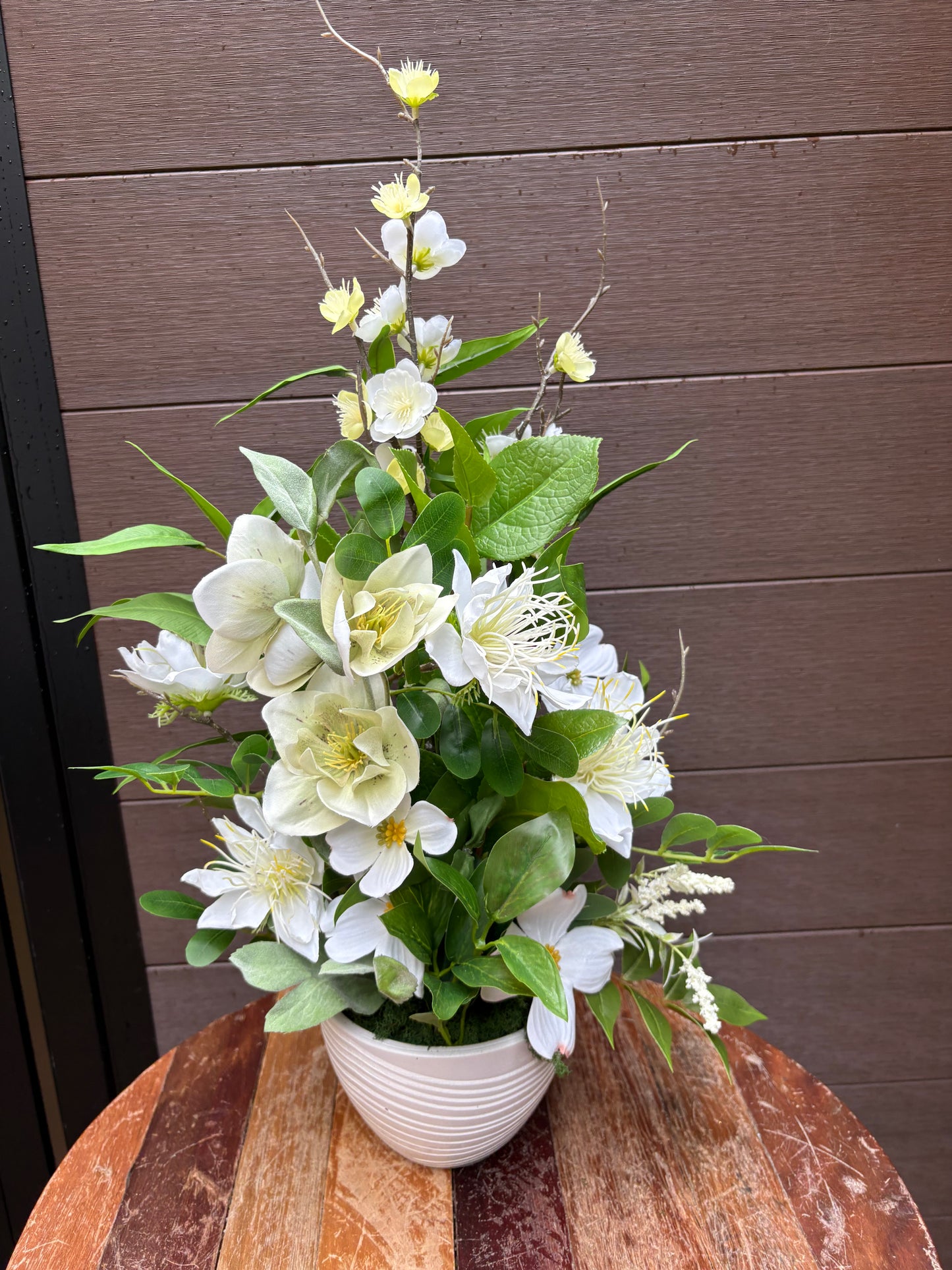 Arrangement floral blanc champêtre en pot – style naturel chic