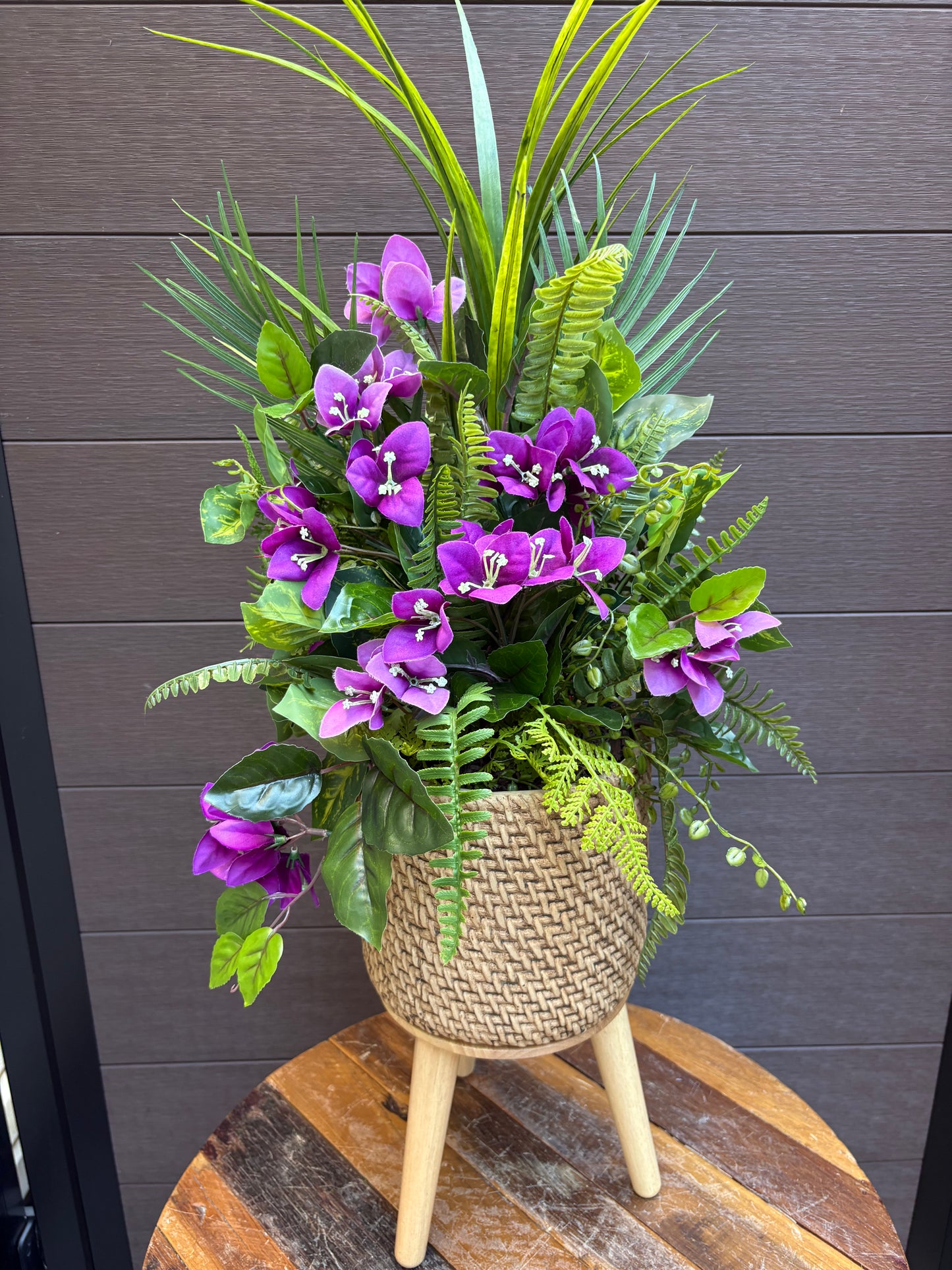 Arrangement bougainvillier mauve et feuillage – style exotique chic