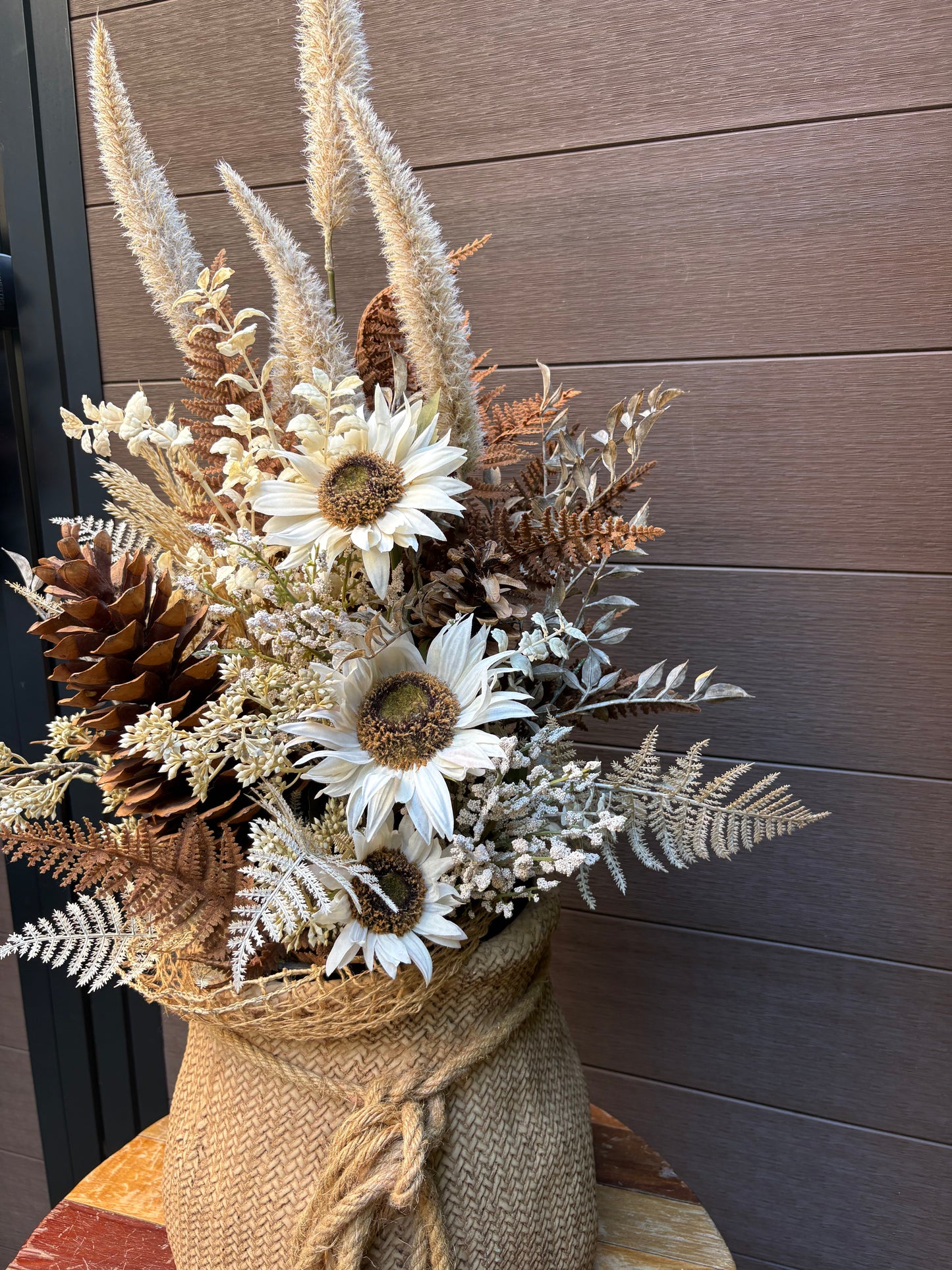 Grand arrangement d’automne – Tournesols blancs et pot effet jute