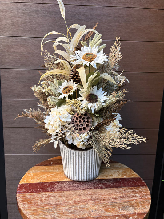 Arrangement floral d’automne – Tournesols blancs et hortensias