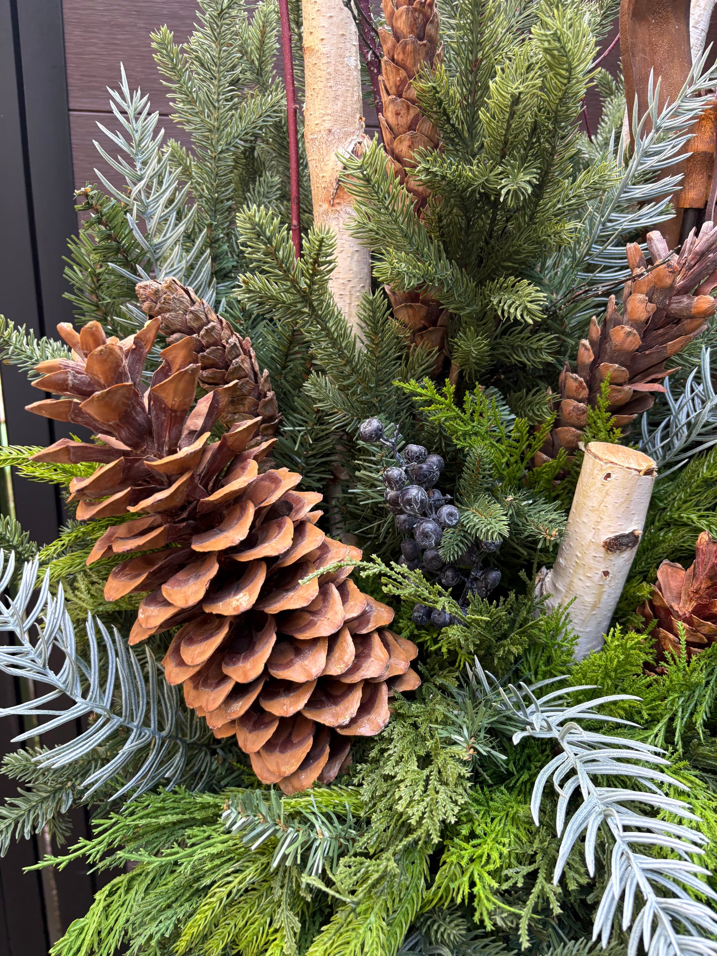 Ensemble décoratif hivernal haut de gamme – arrangement et caisson en bois.