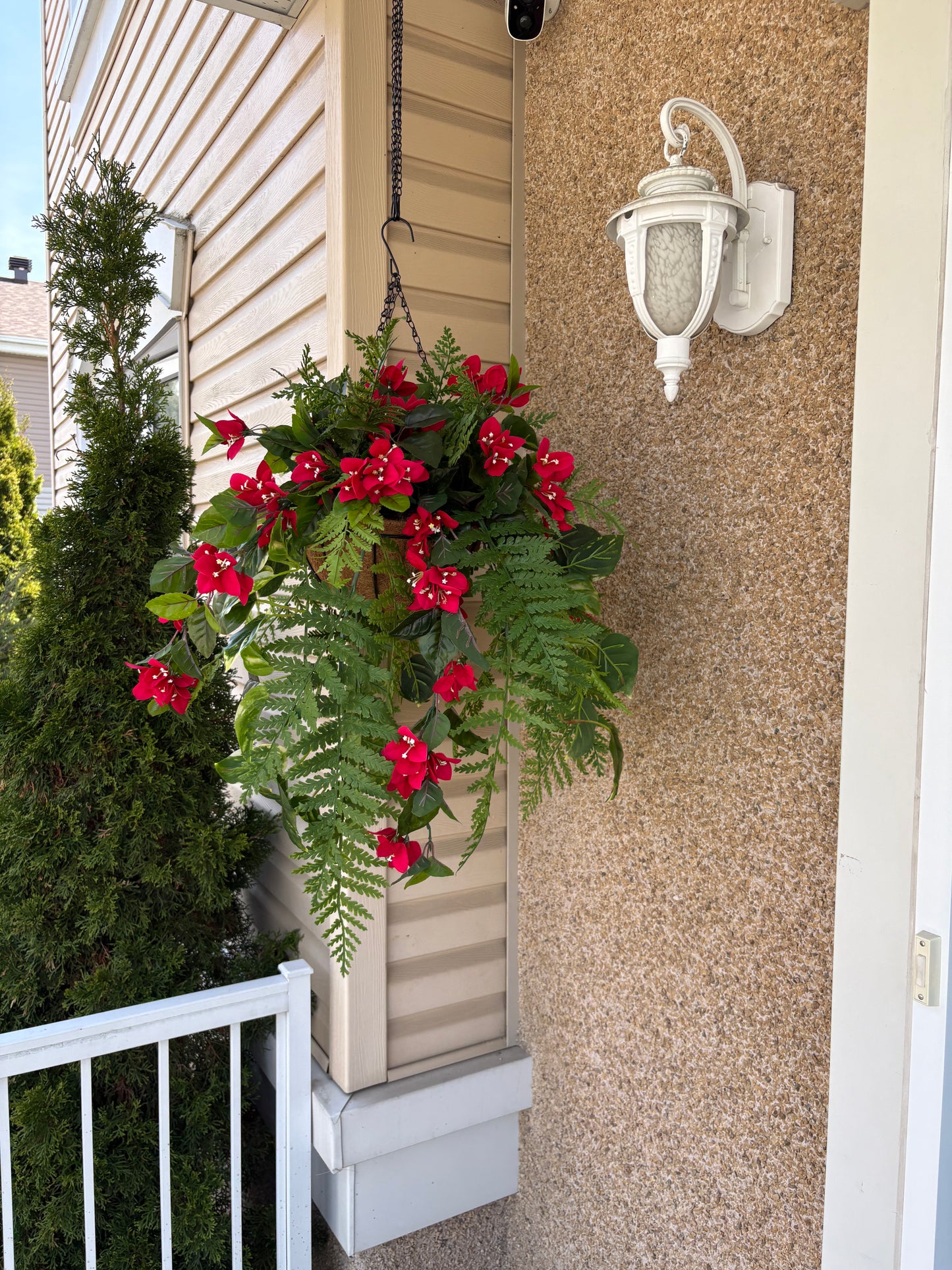 Panier suspendu rustique chic très garni Bougainvillier rouge UV | Collection Béatrice