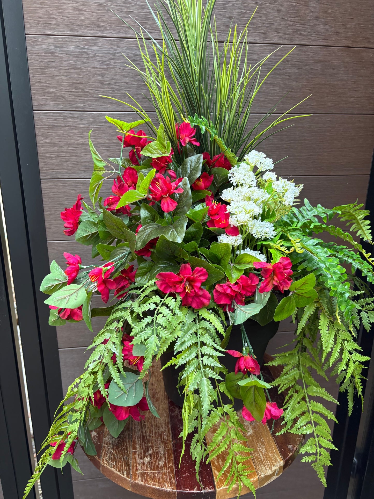 Arrangement extérieur azalée fuchsia, fougères et feuillage luxuriant | Style naturel rustique chic