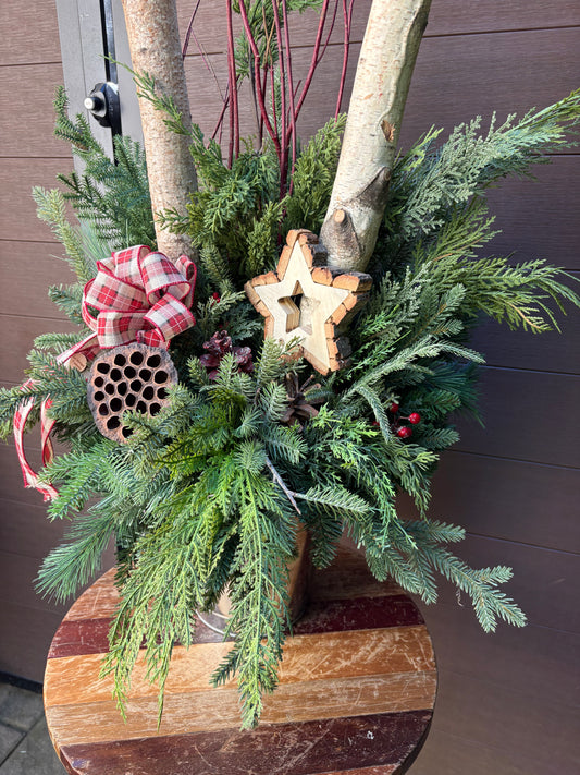 Arrangement hivernal rustique de 32 po – Branches de bouleau et étoile en bois