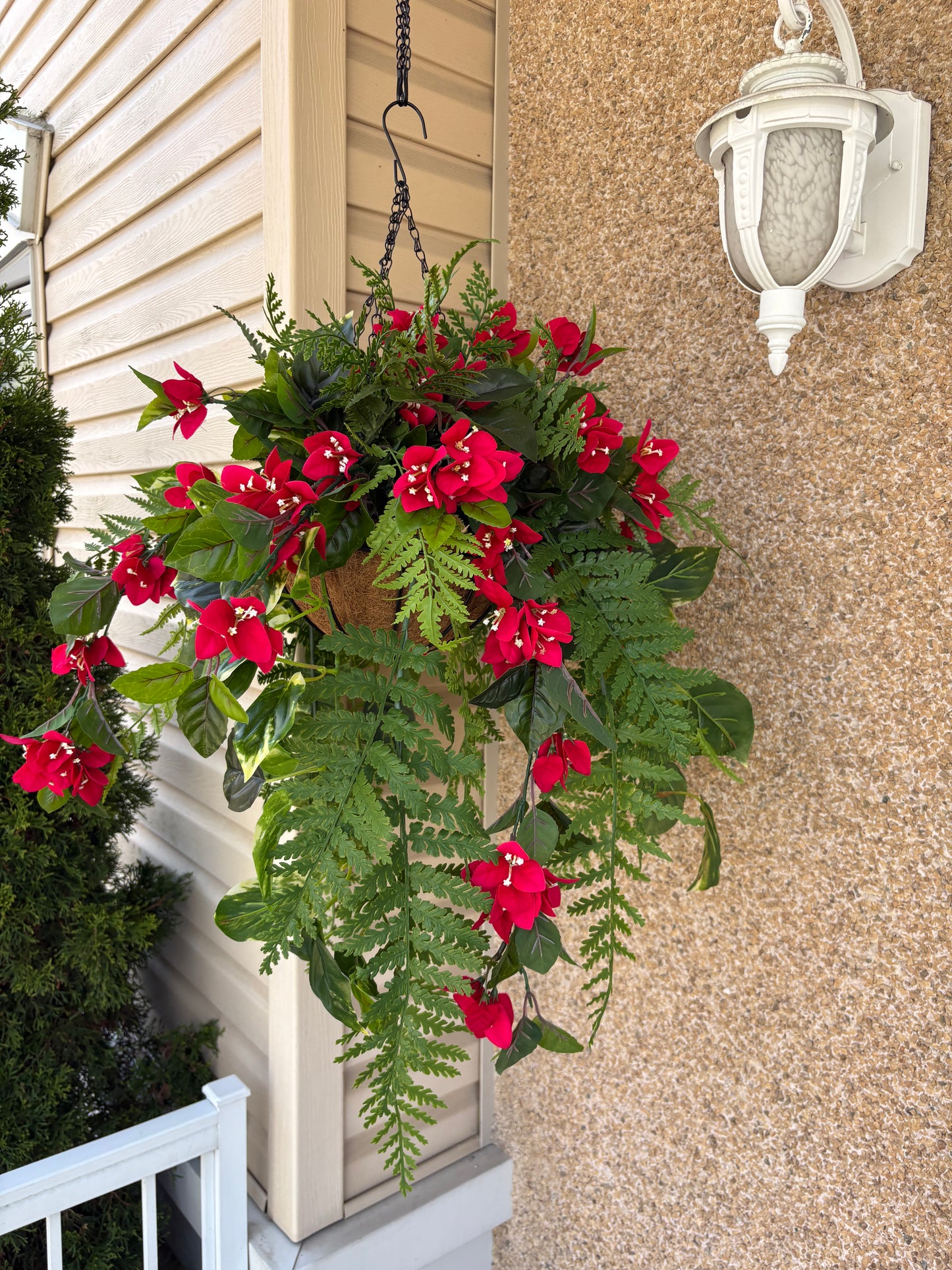 Panier suspendu rustique chic très garni Bougainvillier rouge UV | Collection Béatrice