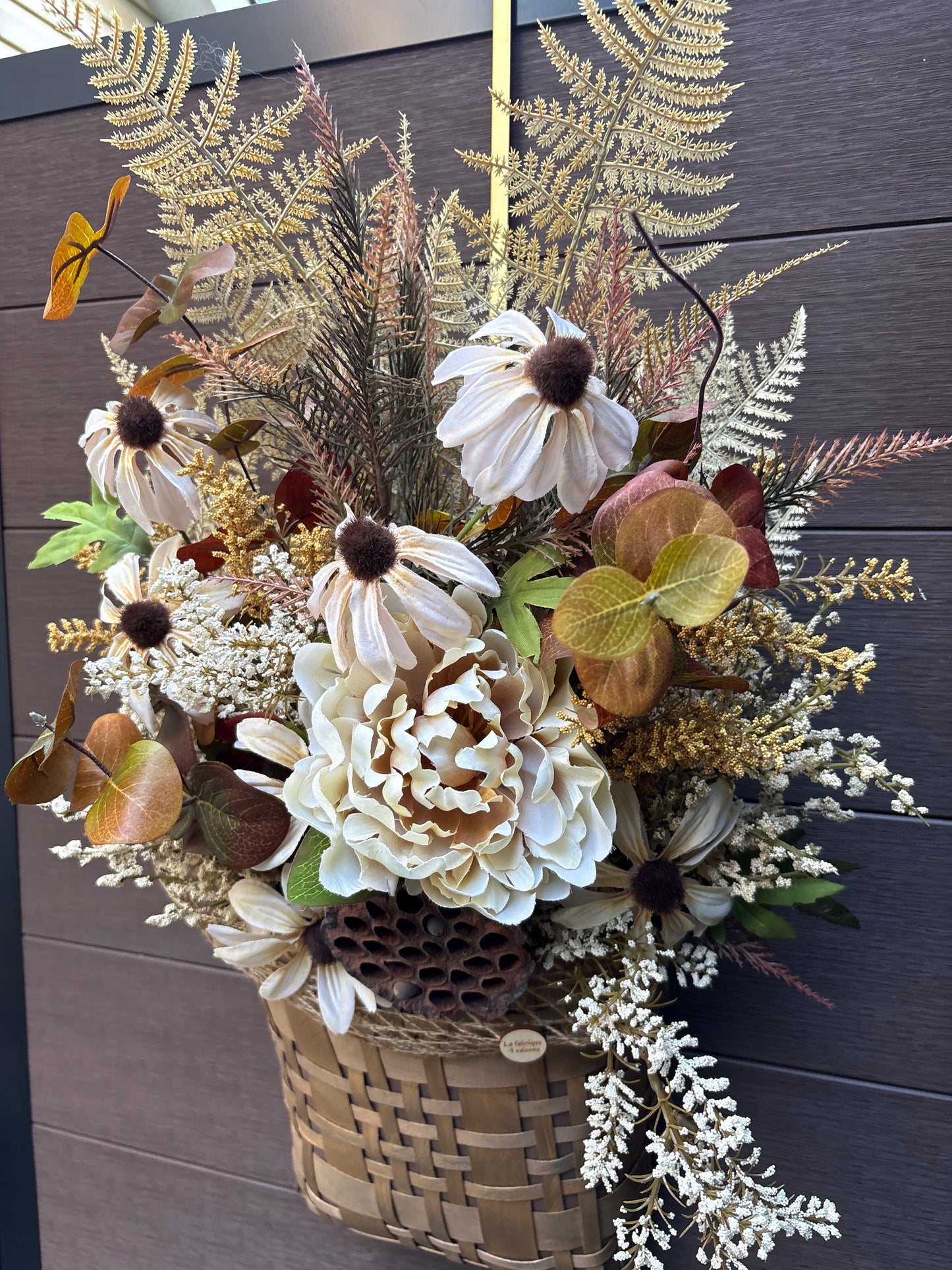 Panier mural d’automne rustique chic en osier avec fleurs artificielles crème