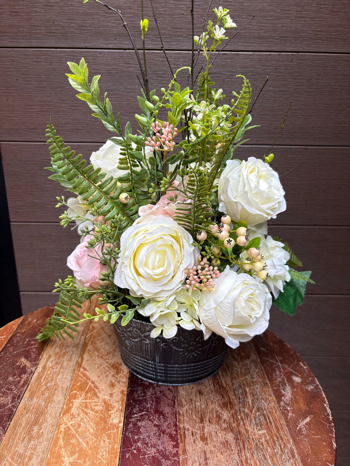 Arrangement floral blanc et blush en pot – style champêtre chic
