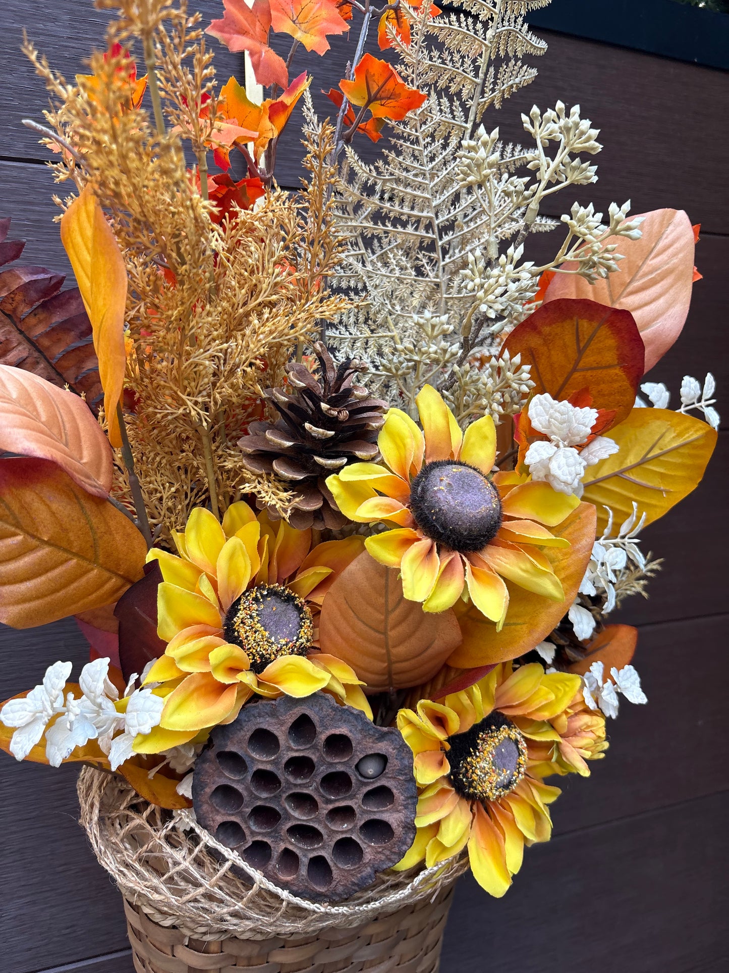 Détail des tournesols dorés, pommes de pin et capsule de lotus