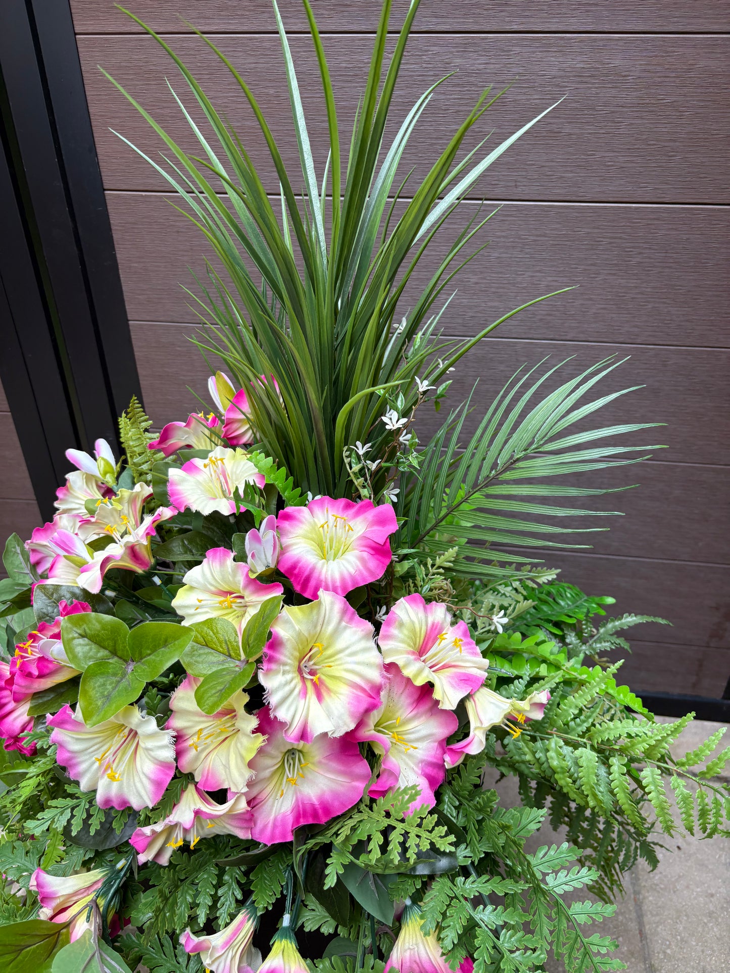 Arrangement floral extérieur UV avec pétunias roses et fougères