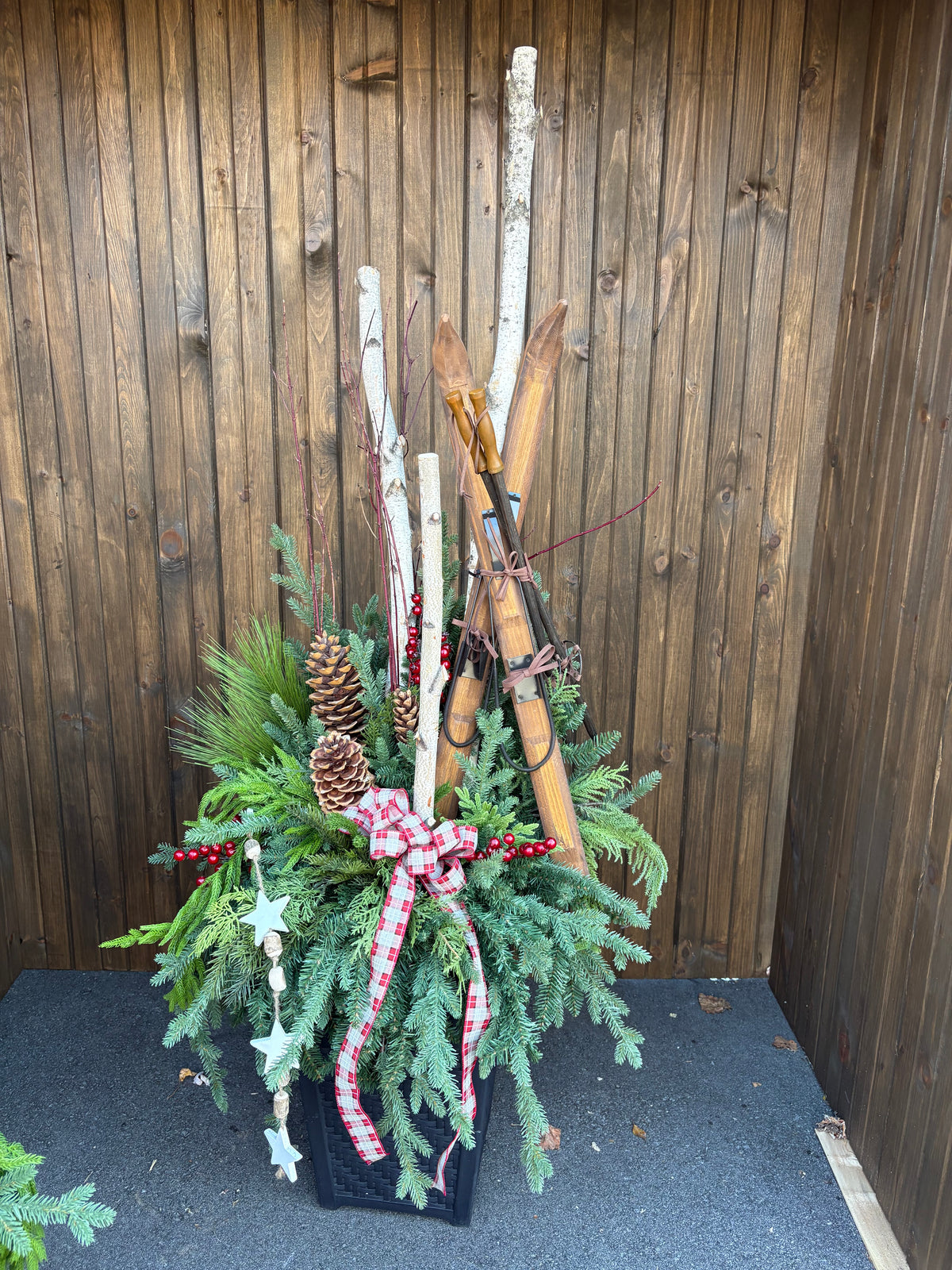 Grand arrangement d’hiver et de Noël avec skis vintage en bois – 72 po