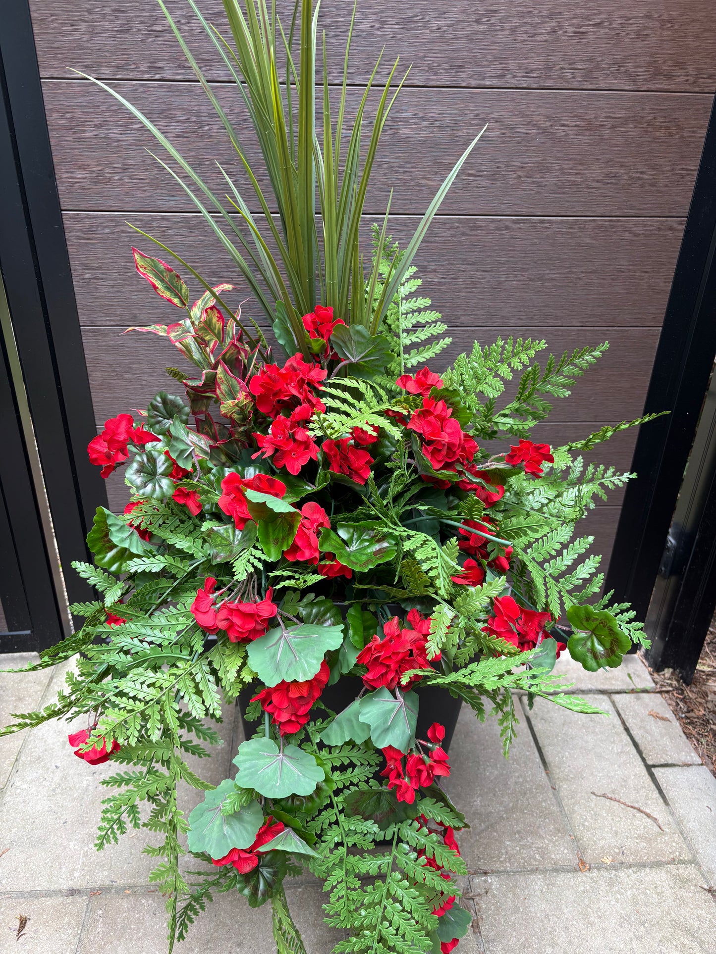 Arrangement extérieur – Géranium, fougère et feuillage panaché