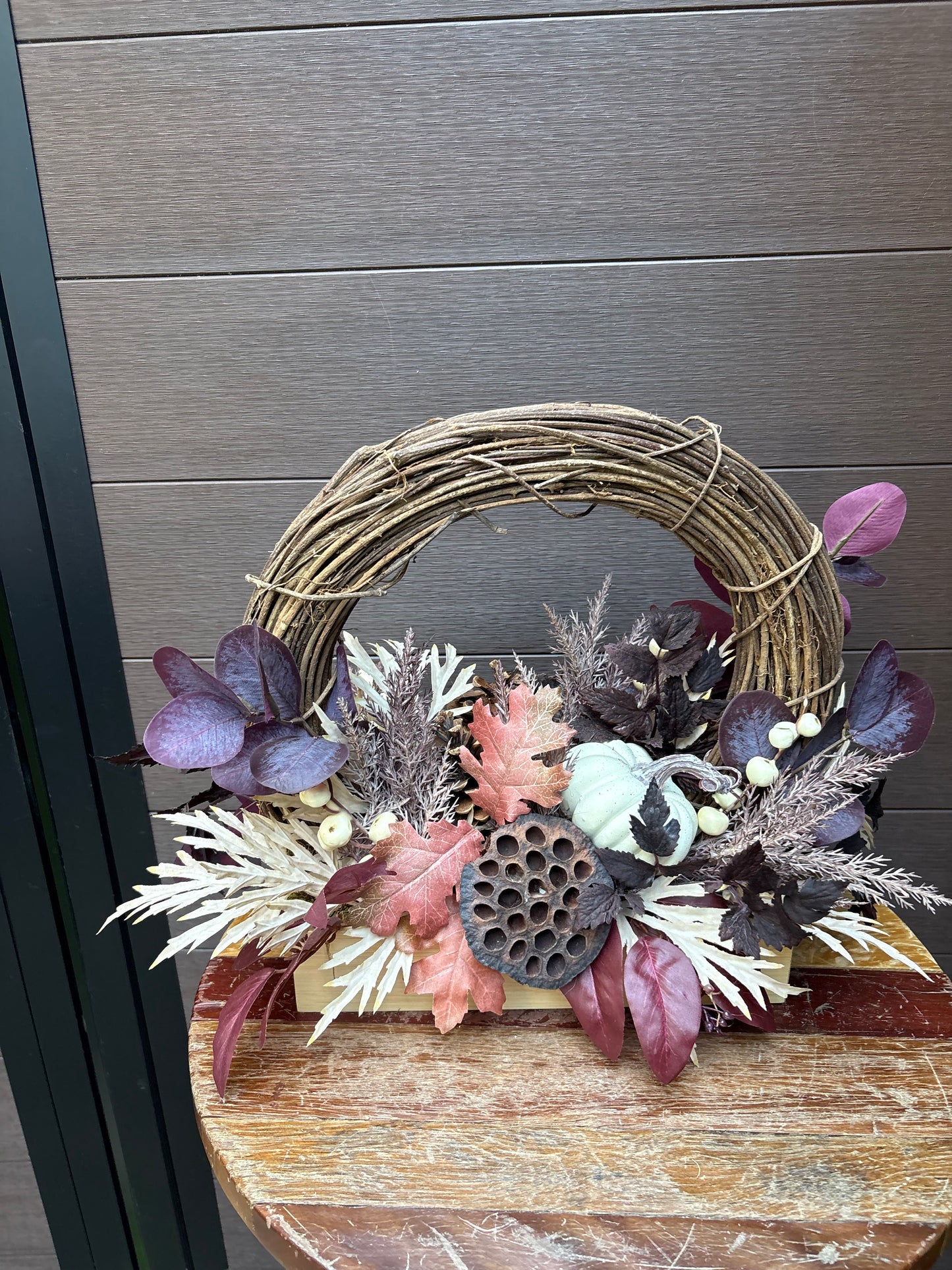 Centre de table d’automne double face – Arche de vigne et citrouille