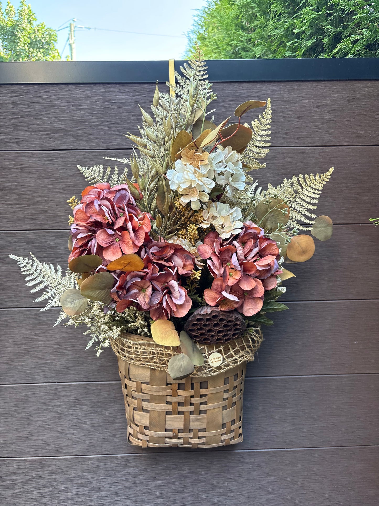 Décoration murale d’automne rustique chic dans un panier en osier