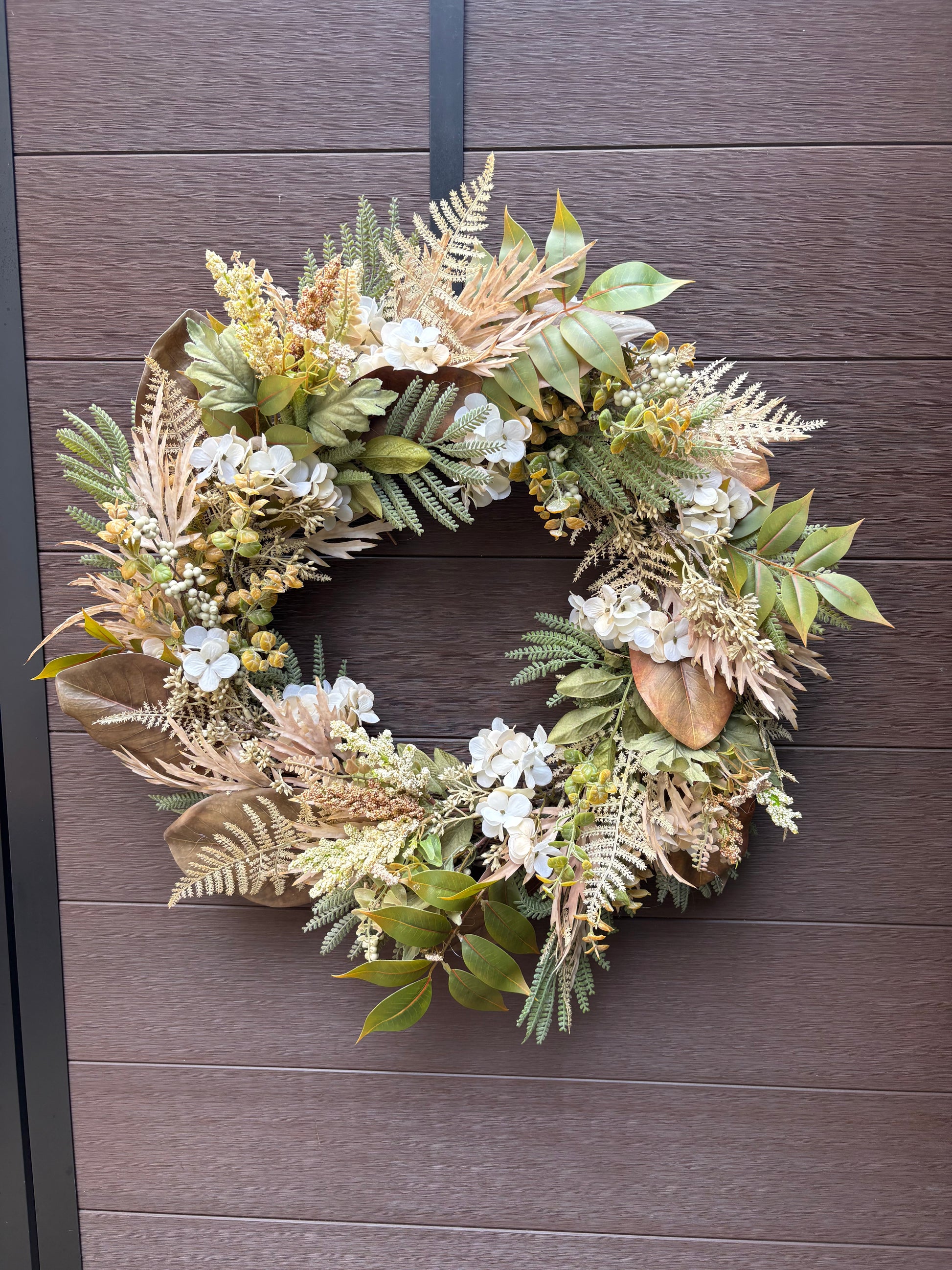 Vue complète de la couronne d’automne aux fleurs blanches