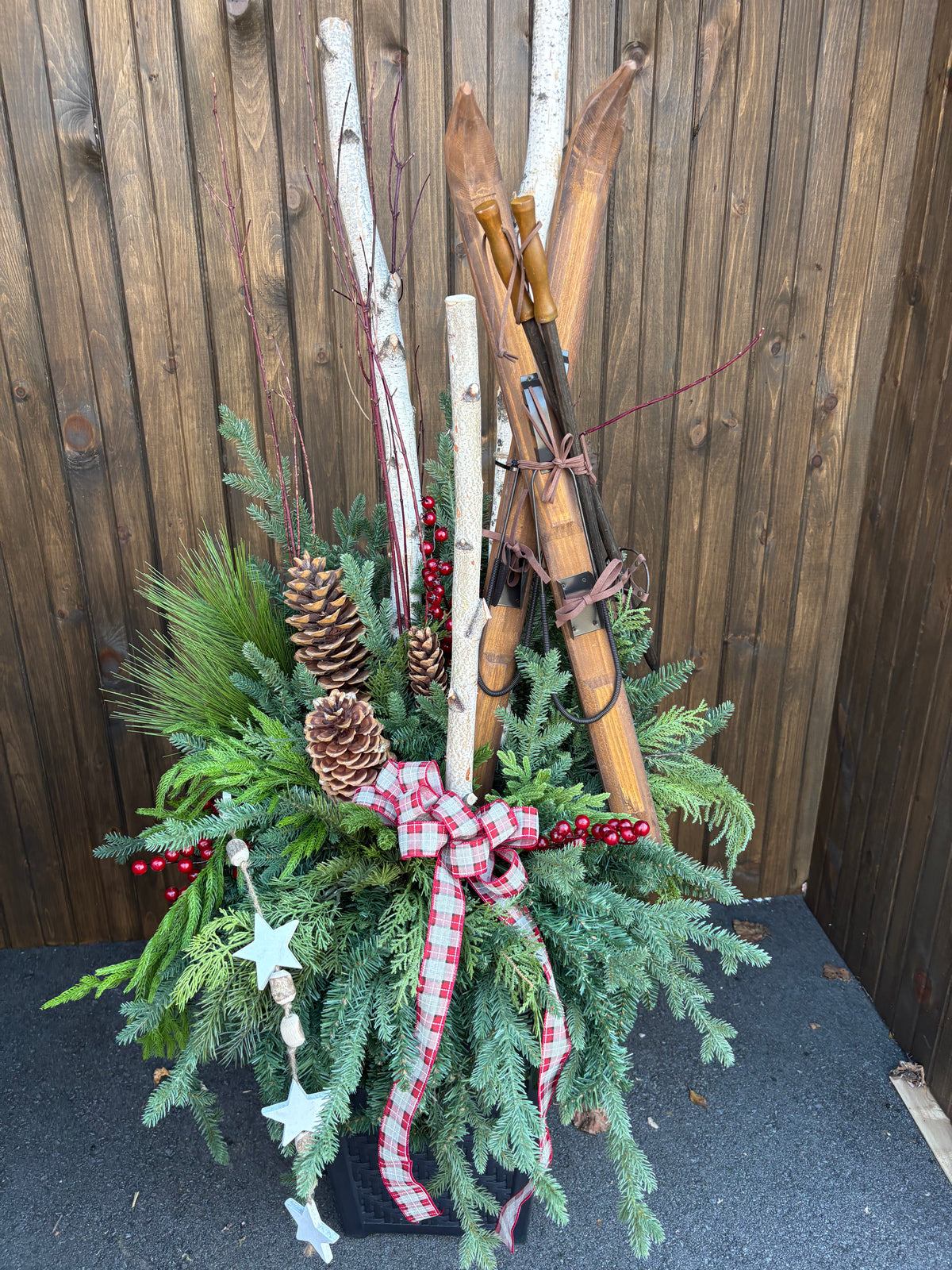 Grand arrangement d’hiver et de Noël avec skis vintage en bois – 72 po