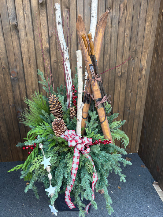 Grand arrangement d’hiver et de Noël avec skis vintage en bois – 72 po