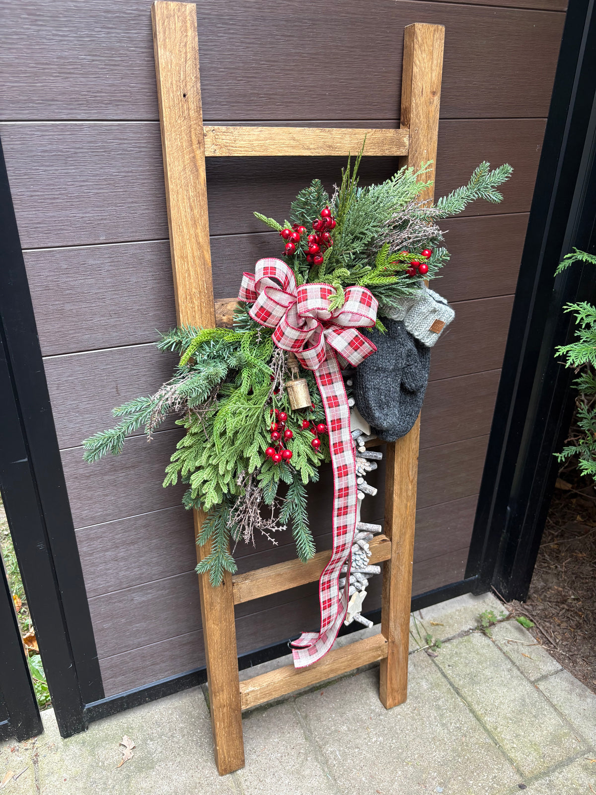 Échelle décorative en bois 48 x 22 po avec arrangement hivernal et mitaines en laine