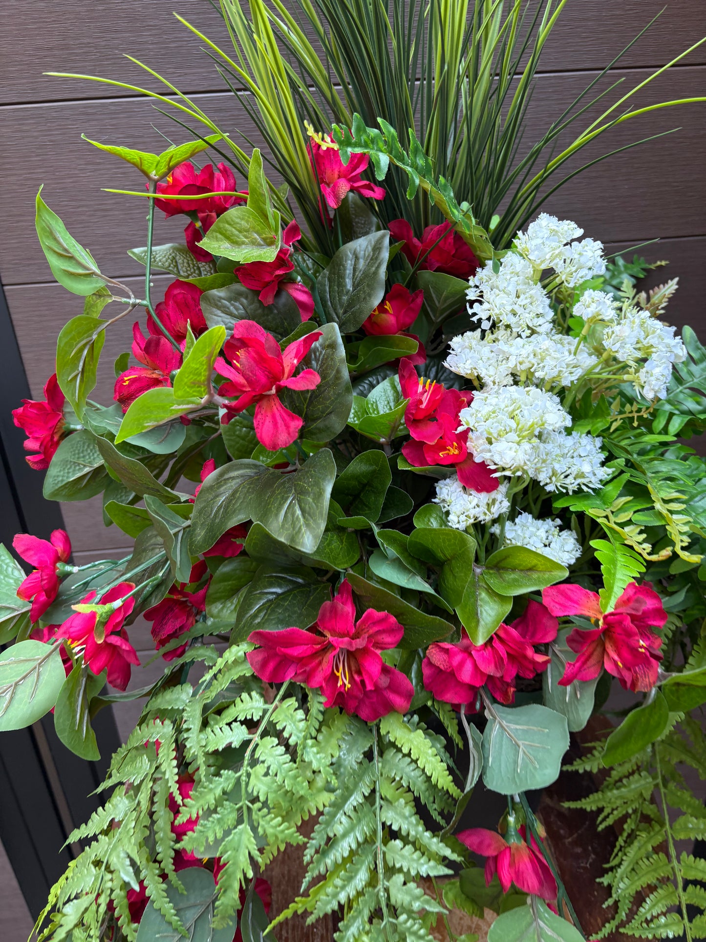 Arrangement extérieur azalée fuchsia, fougères et feuillage luxuriant | Style naturel rustique chic