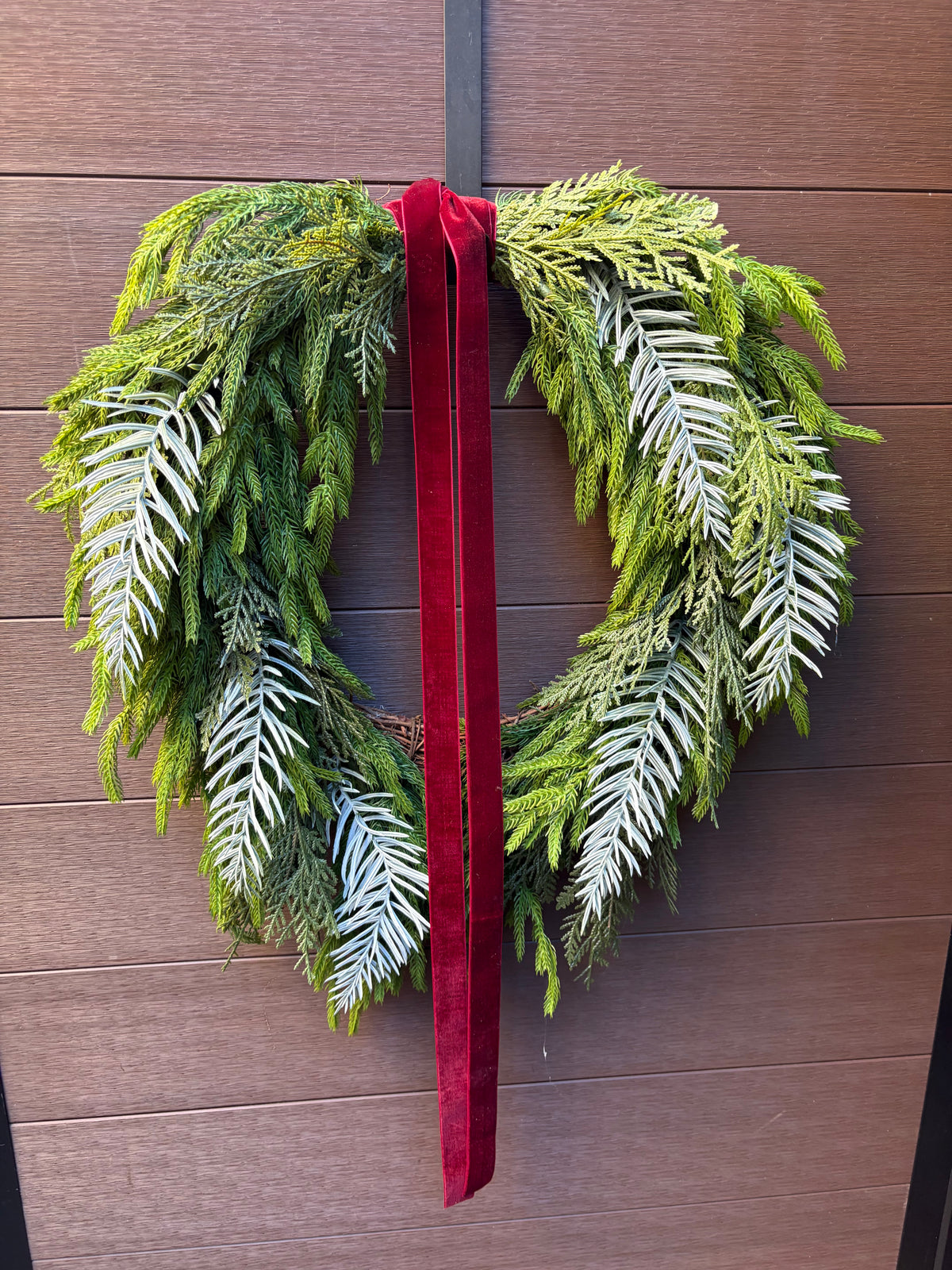 Couronne d’hiver asymétrique 24 x 22 po – Sapinage et velours bourgogne