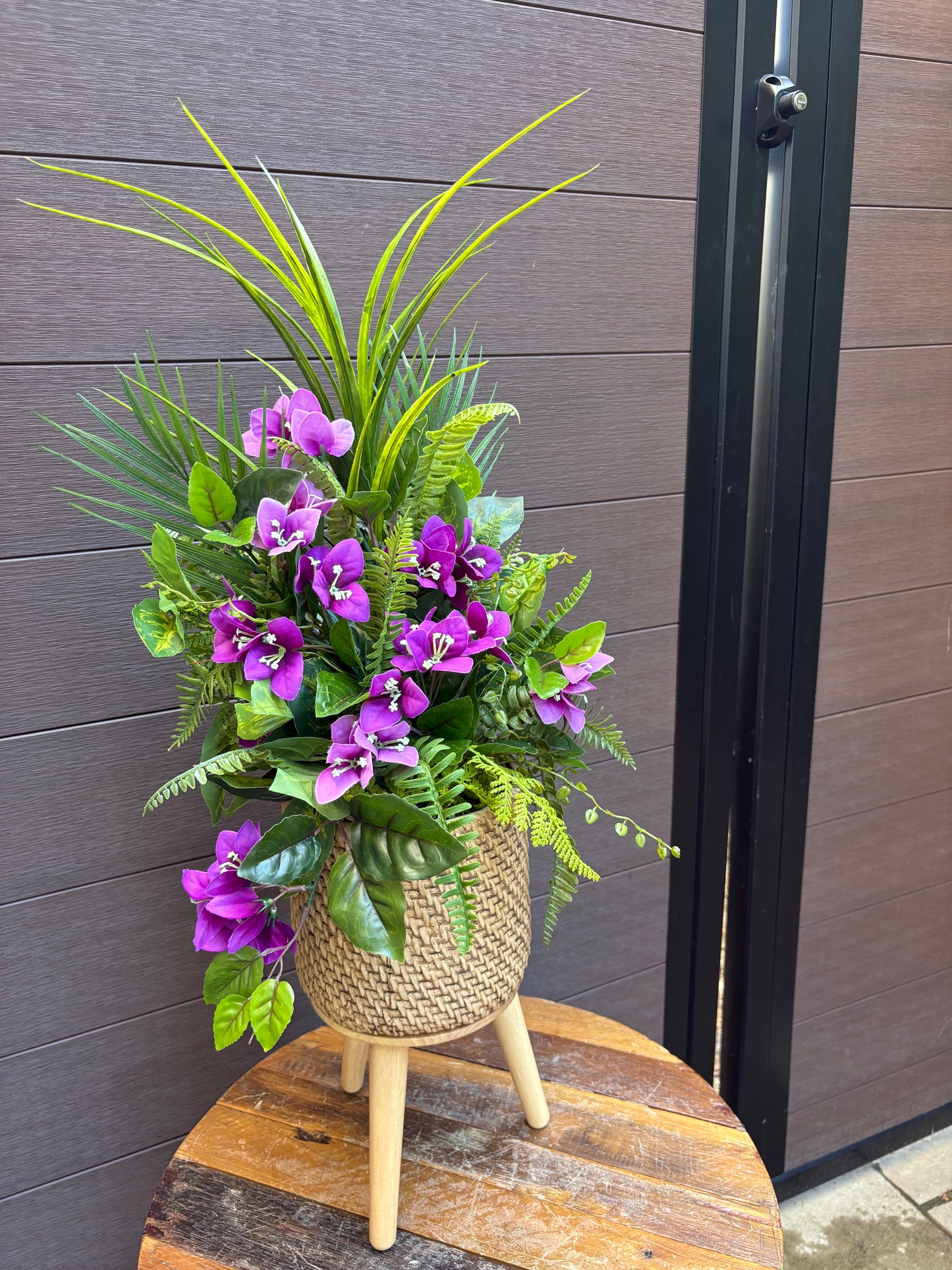 Arrangement bougainvillier mauve et feuillage – style exotique chic