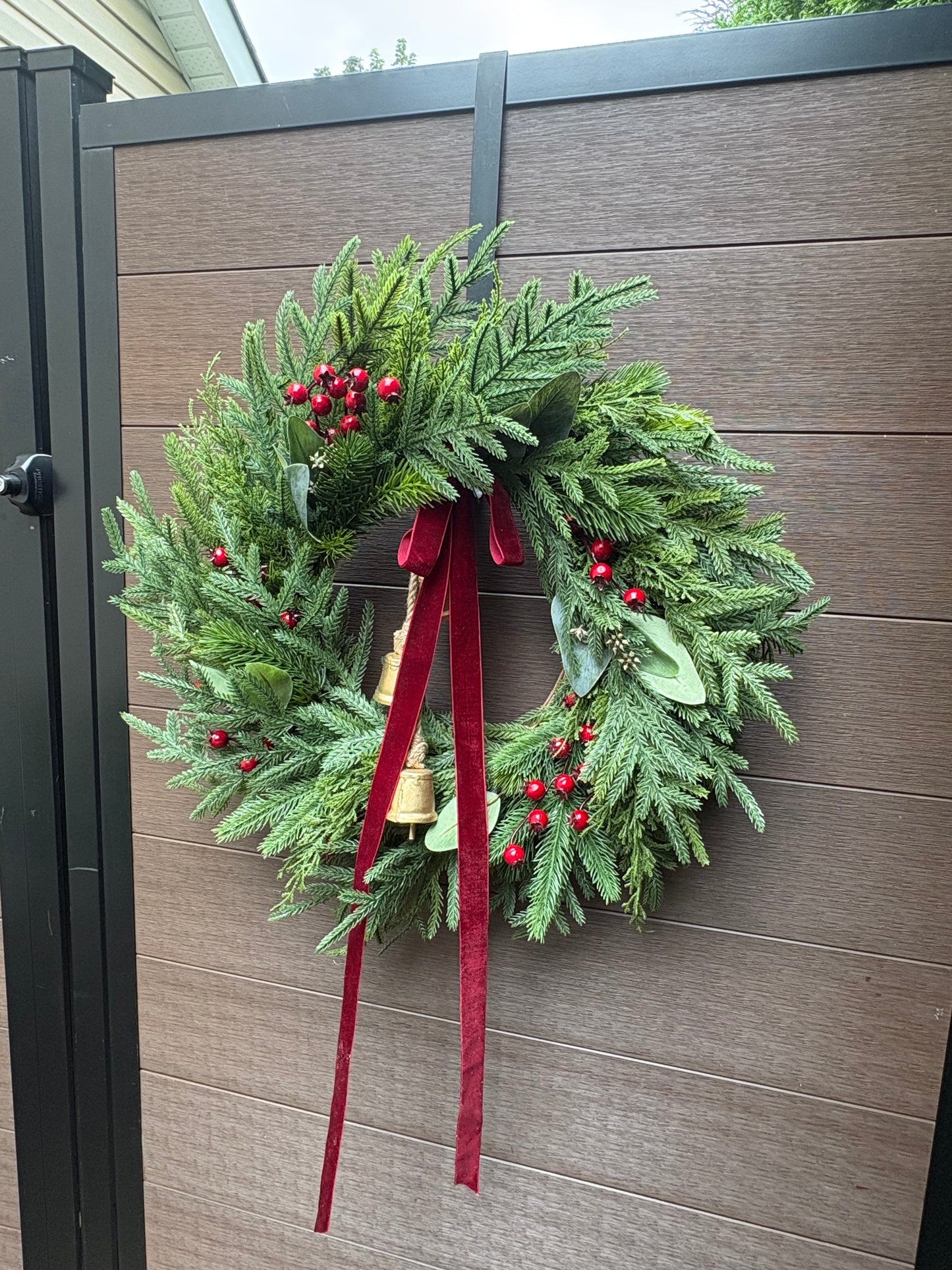 Couronne de Noël naturelle en pin Norfolk, eucalyptus et velours bourgogne