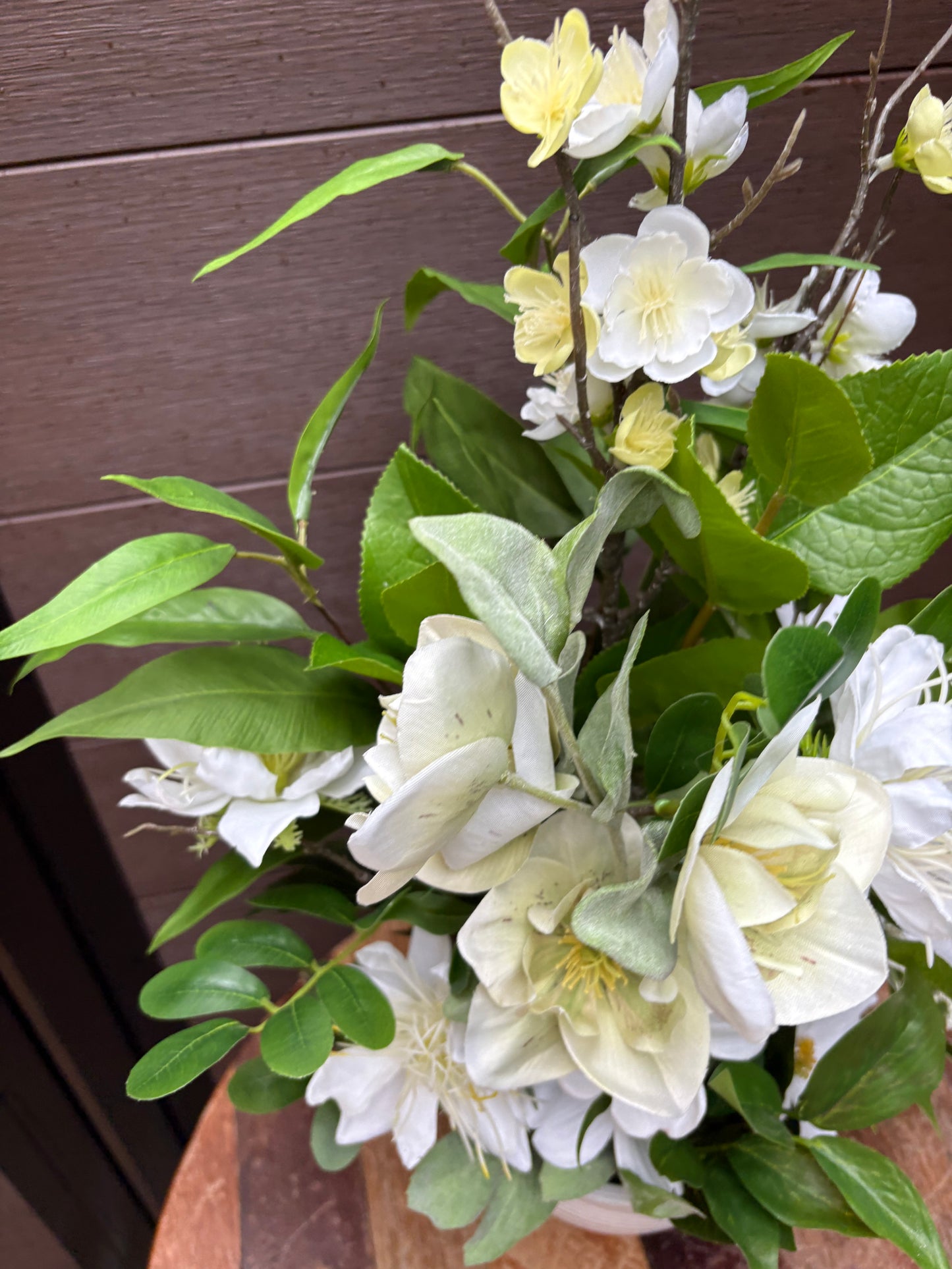 Arrangement floral blanc champêtre en pot – style naturel chic