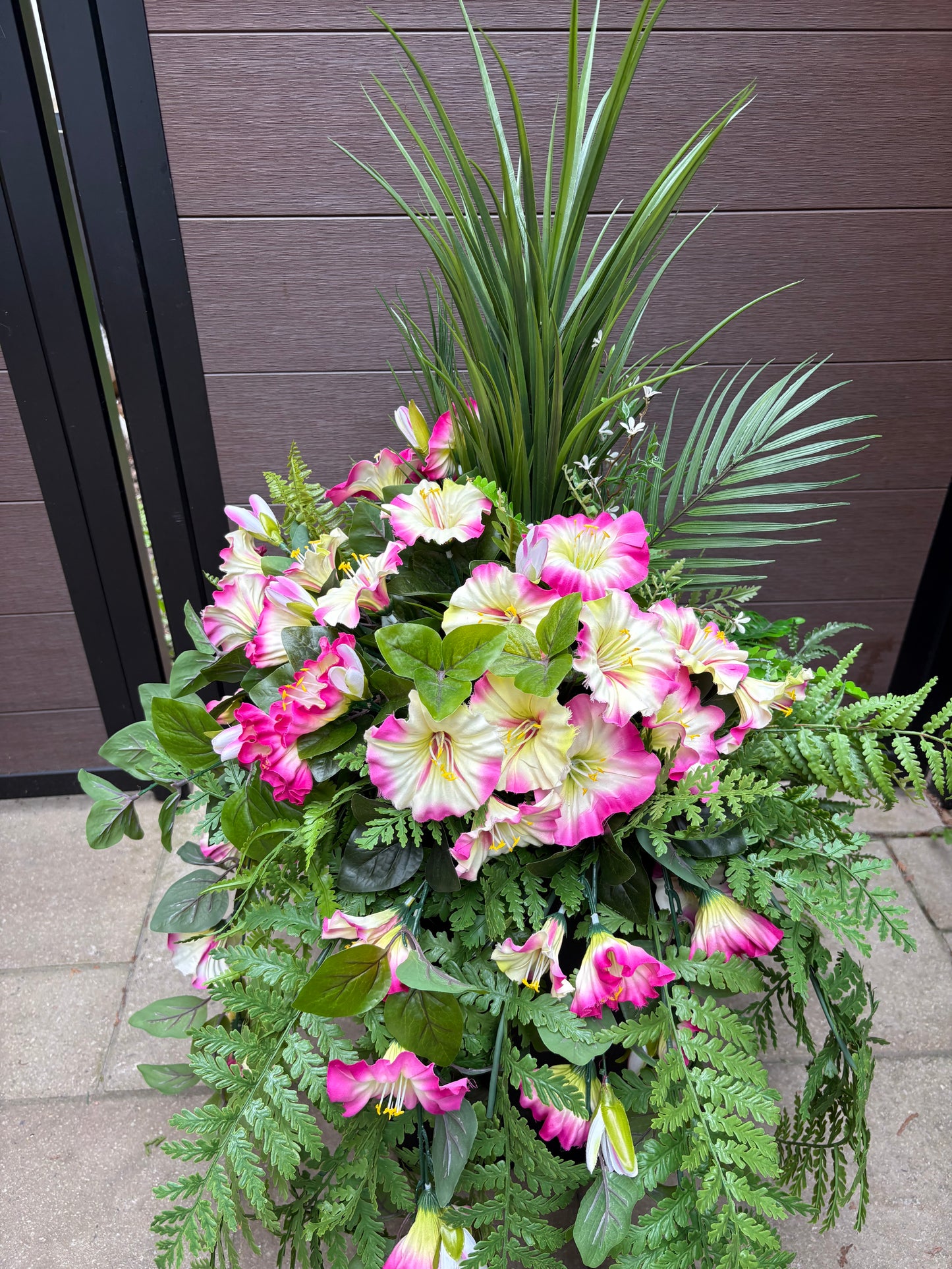 Arrangement floral extérieur UV avec pétunias roses et fougères