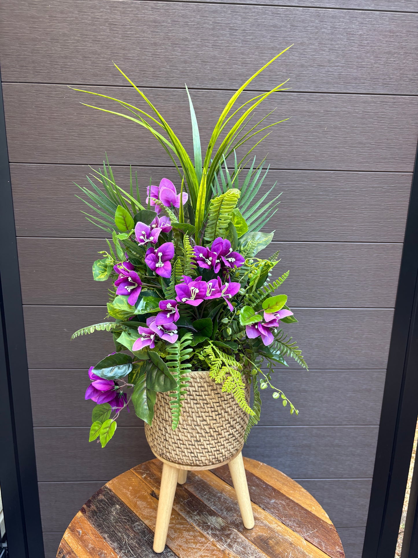 Arrangement bougainvillier mauve et feuillage – style exotique chic