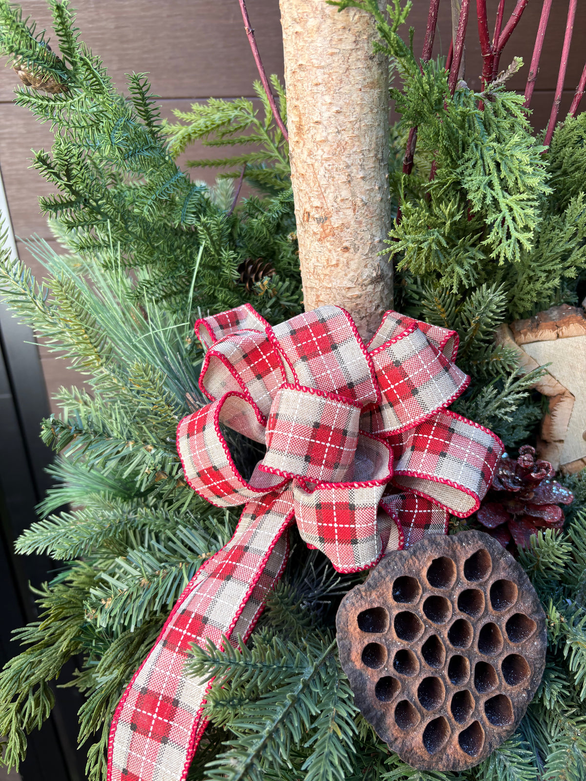 Arrangement hivernal rustique de 32 po – Branches de bouleau et étoile en bois