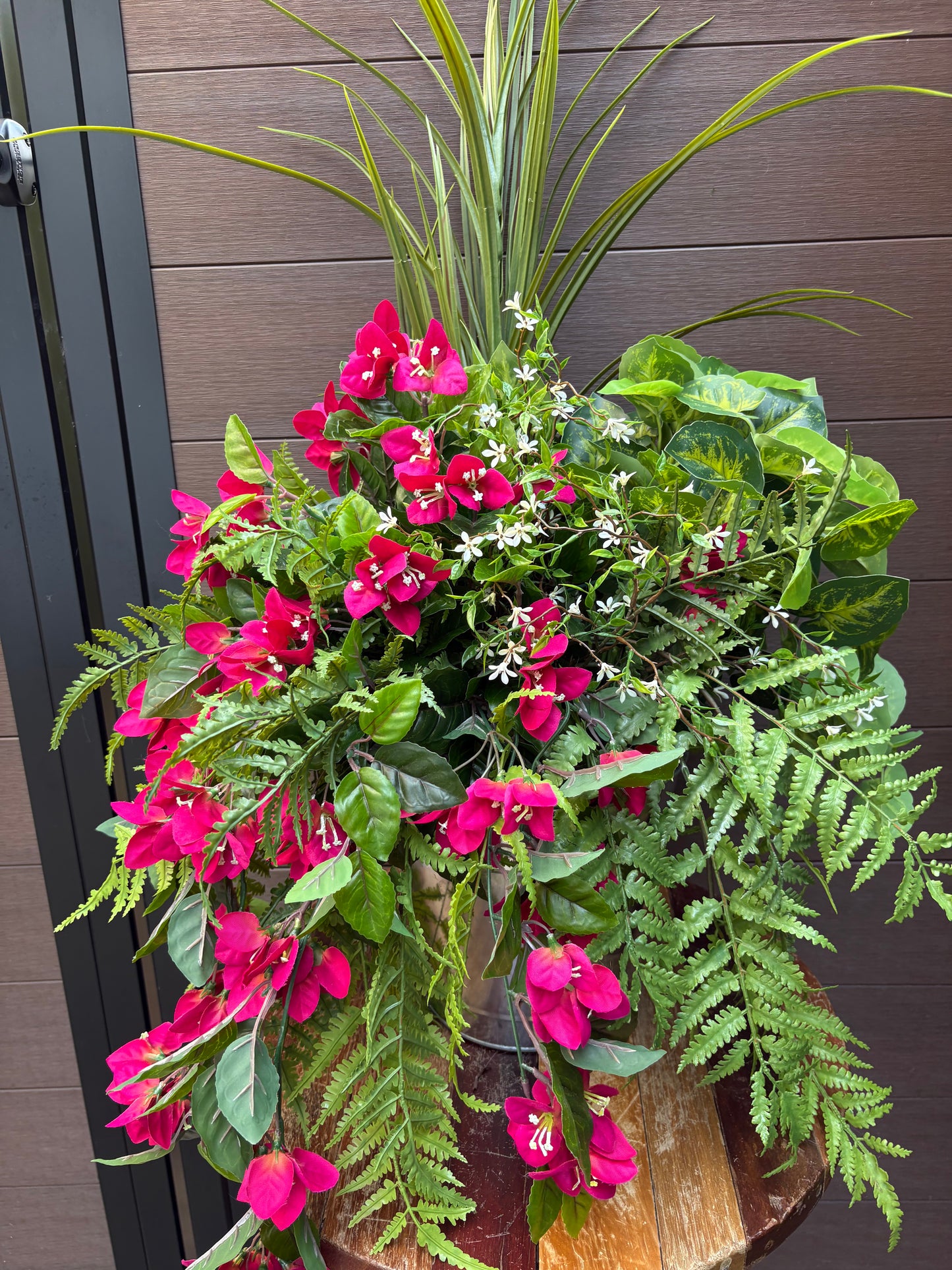 Arrangement extérieur fuchsia – feuillage luxuriant