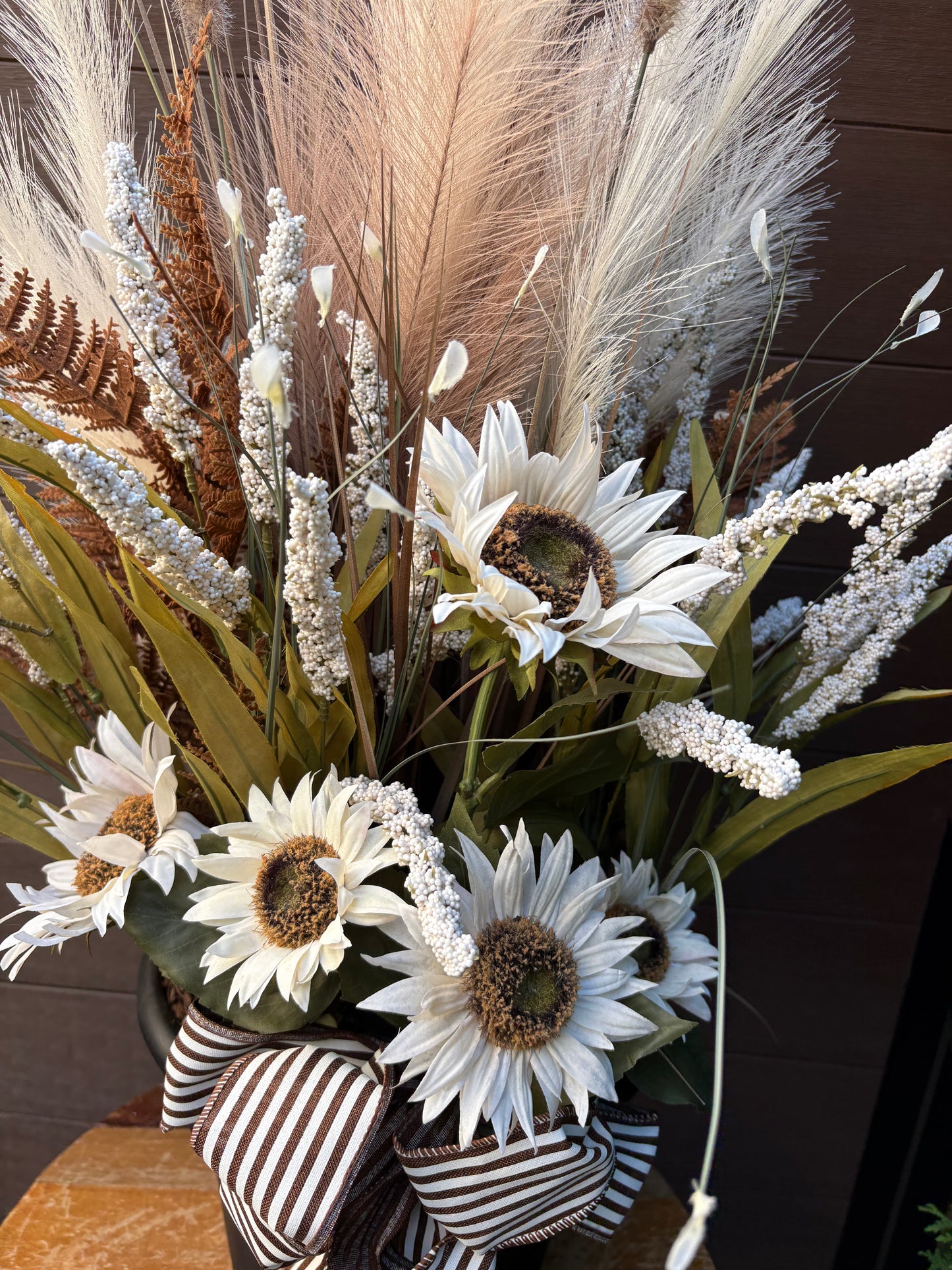 Arrangement d’automne rustique chic – Tournesols blancs et pampas