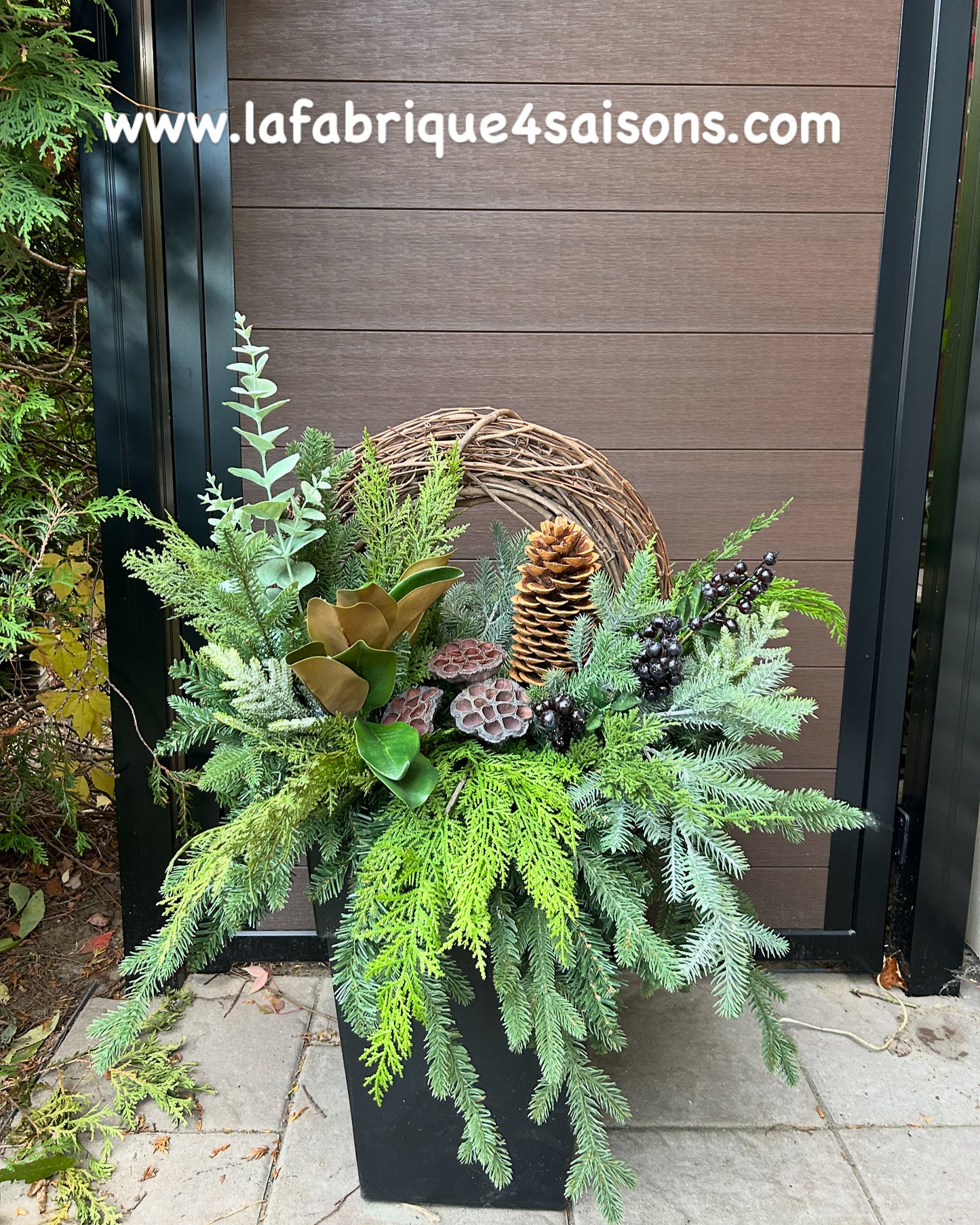 Arrangement hivernal naturel en pot – Verdure, cocottes et couronne de vigne