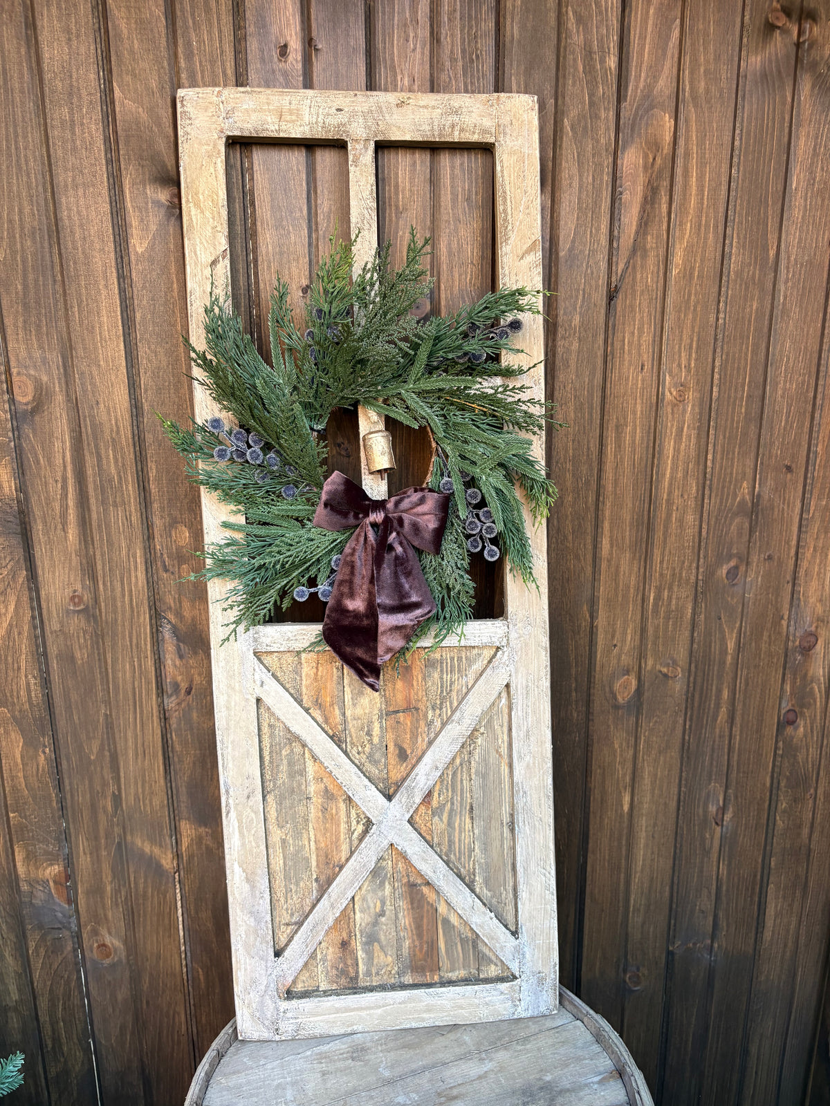 Porte de grange décorative en bois vieilli – Couronne hivernale et velours brun