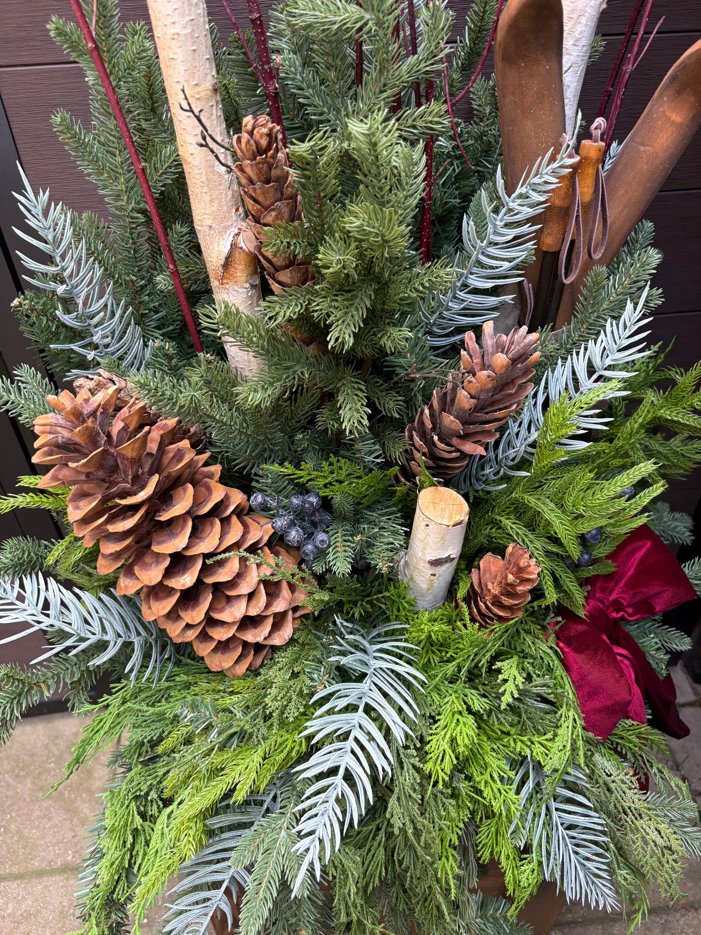 Ensemble décoratif hivernal haut de gamme – arrangement et caisson en bois.