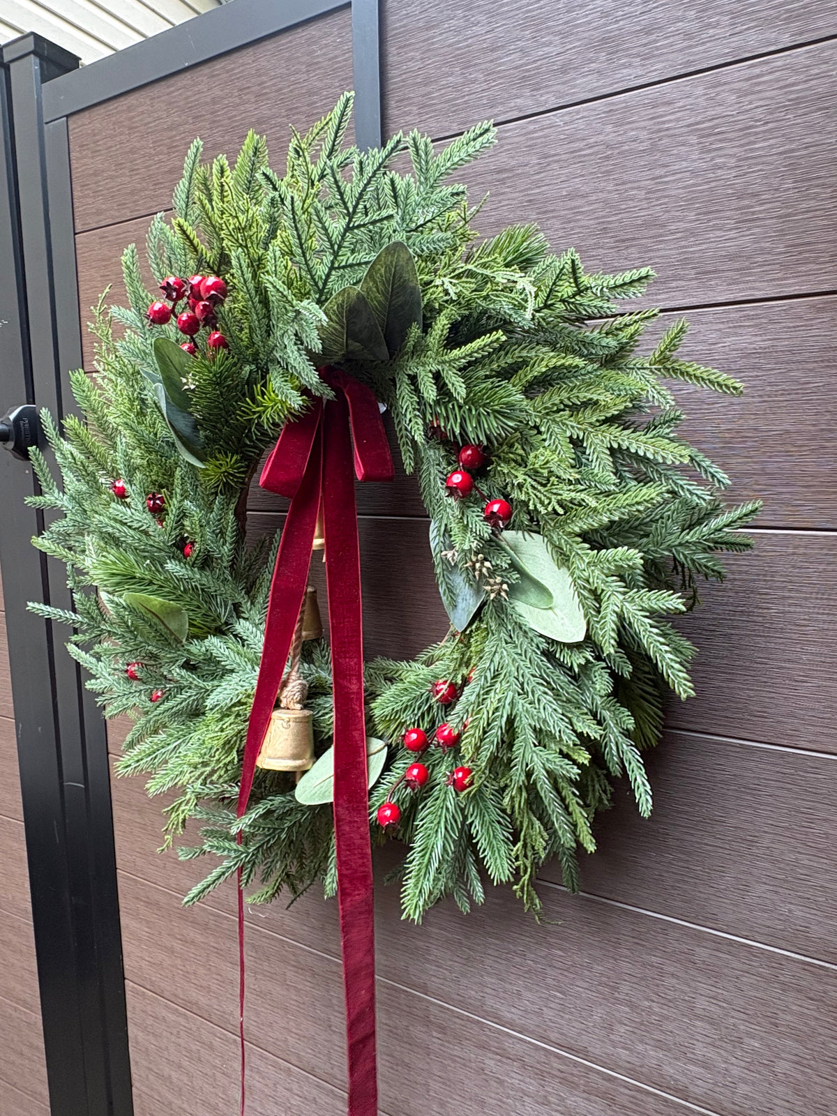 Couronne de Noël naturelle en pin Norfolk, eucalyptus et velours bourgogne