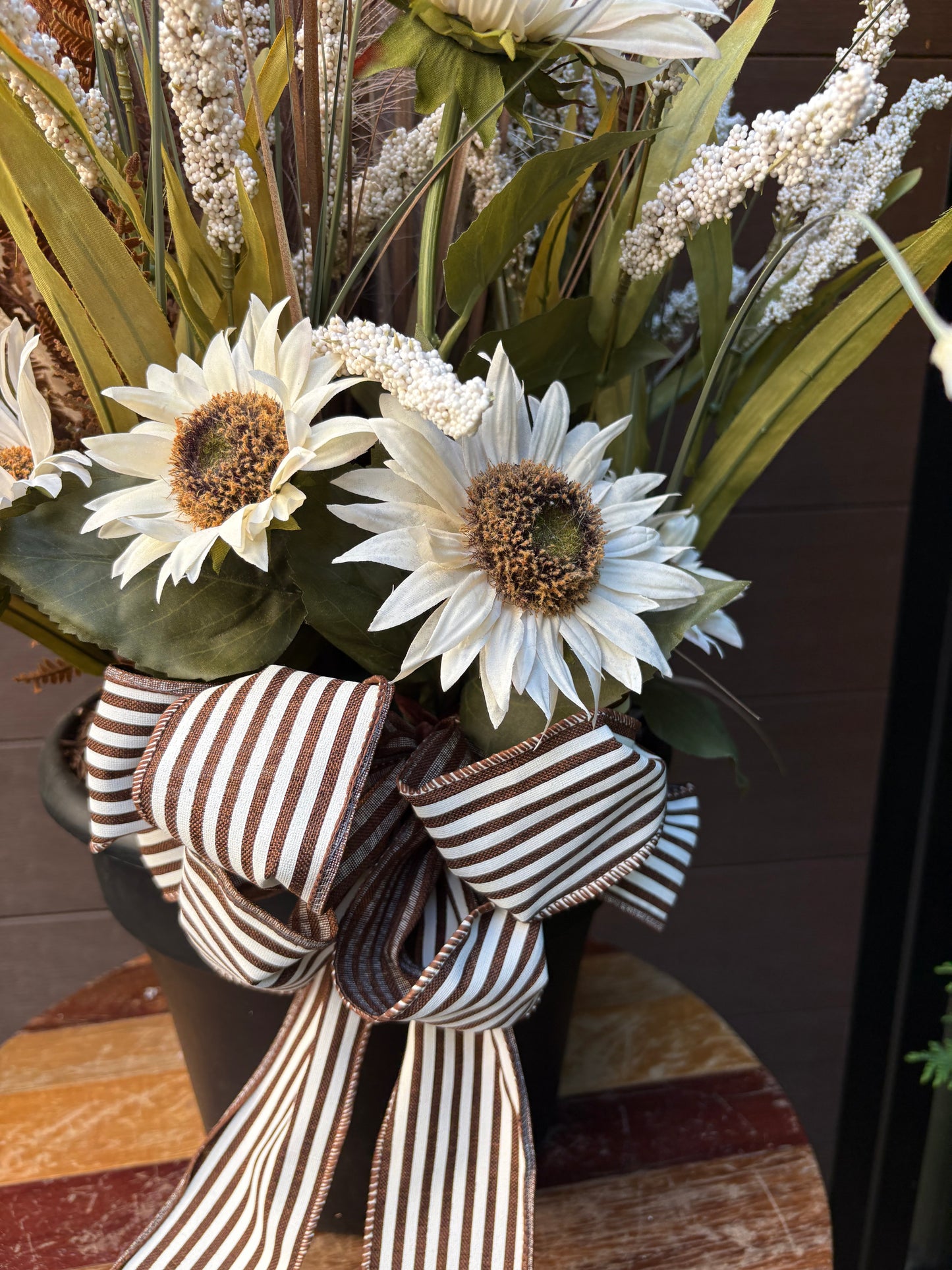 Arrangement d’automne rustique chic – Tournesols blancs et pampas