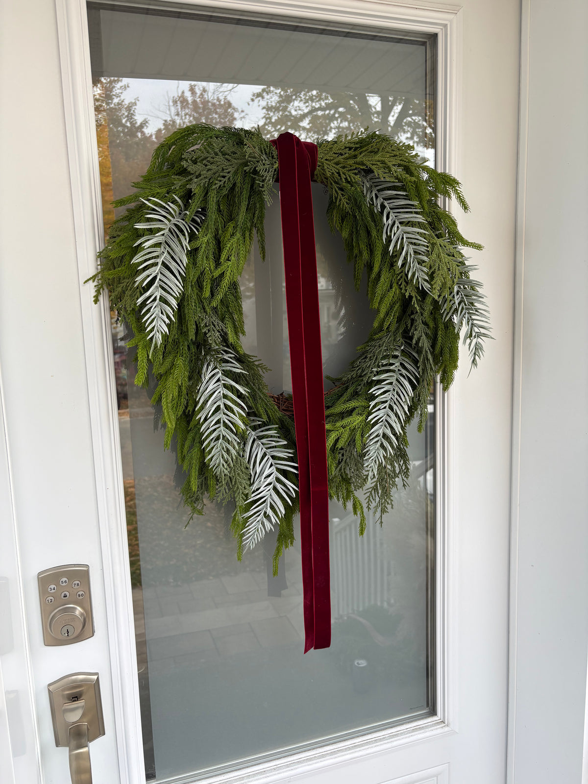 Couronne d’hiver asymétrique 24 x 22 po – Sapinage et velours bourgogne