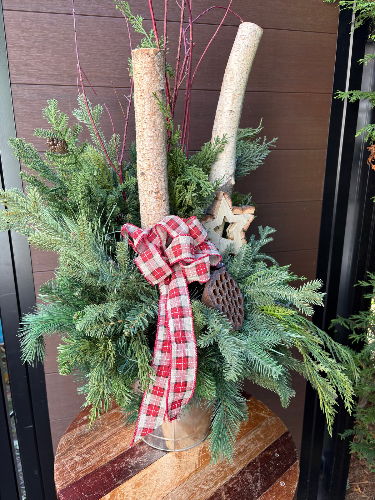 Arrangement hivernal rustique de 32 po – Branches de bouleau et étoile en bois