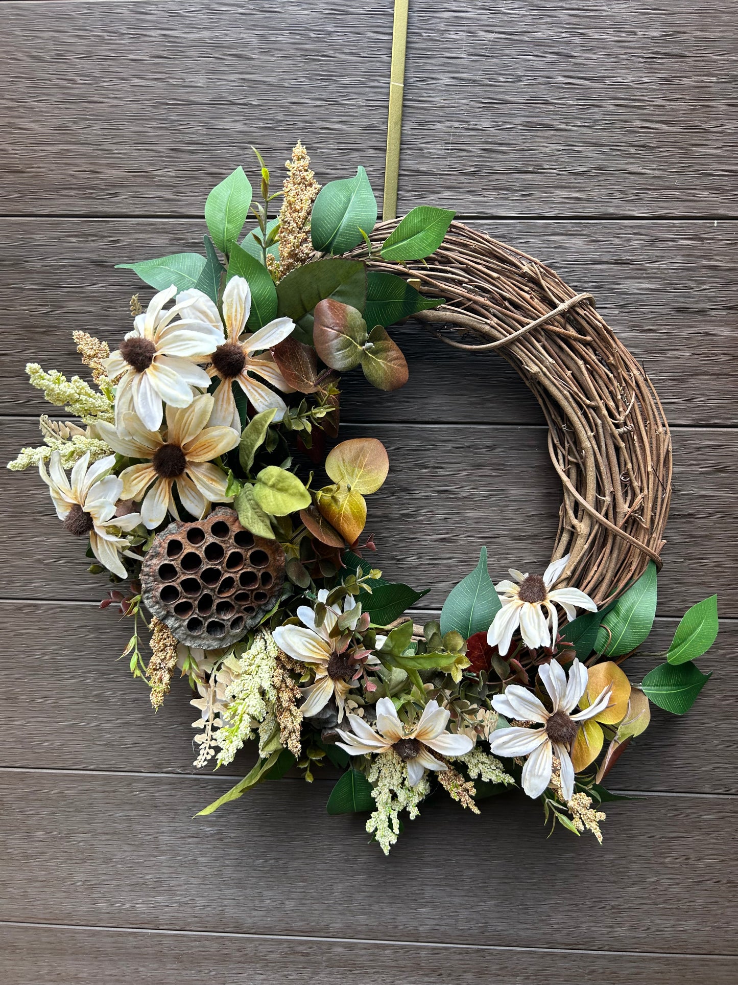 Couronne automnale naturelle – Marguerites crème et capsule de lotus