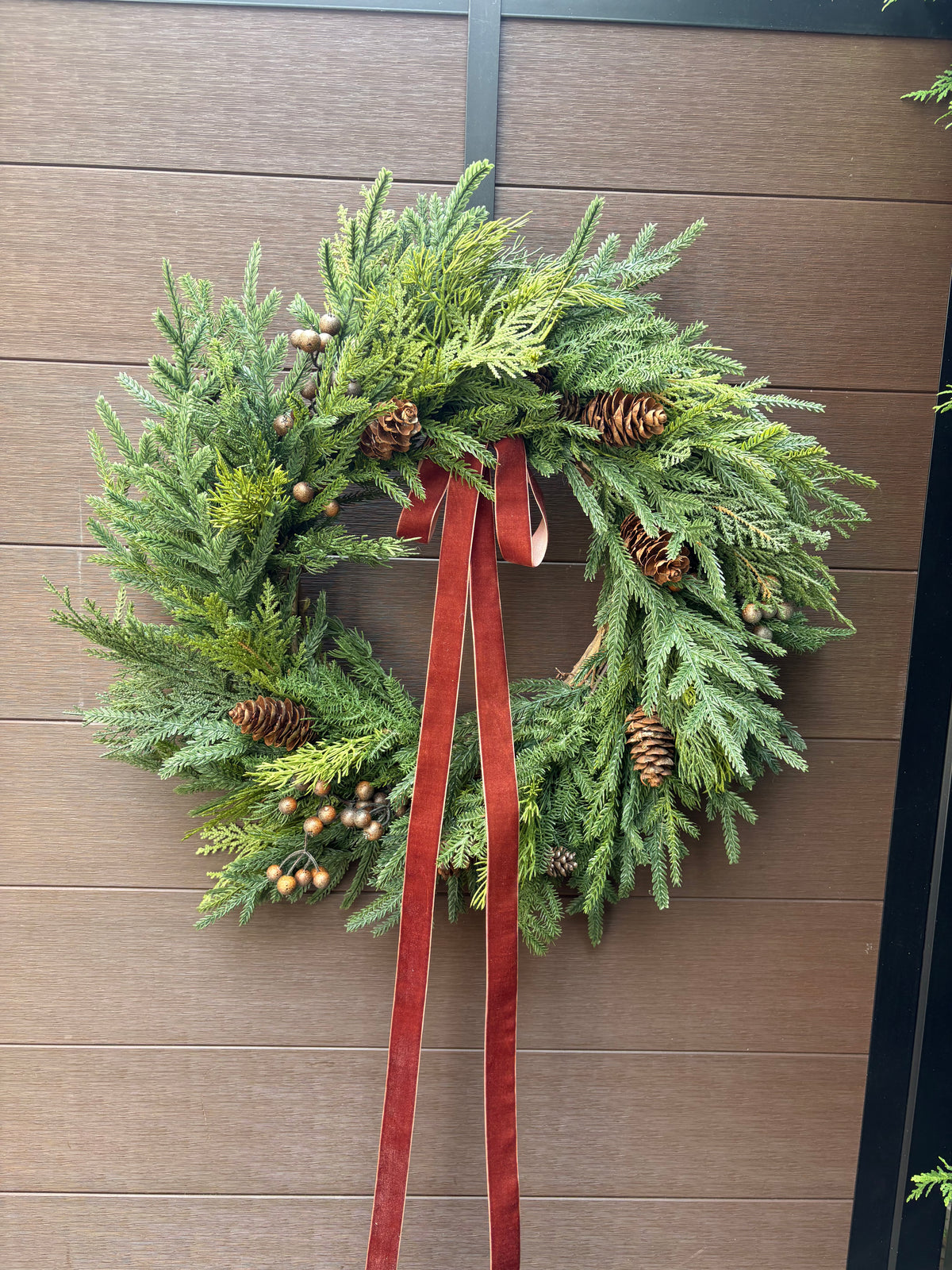 Couronne d’hiver 25 po – Sapinage naturel et ruban de velours brun
